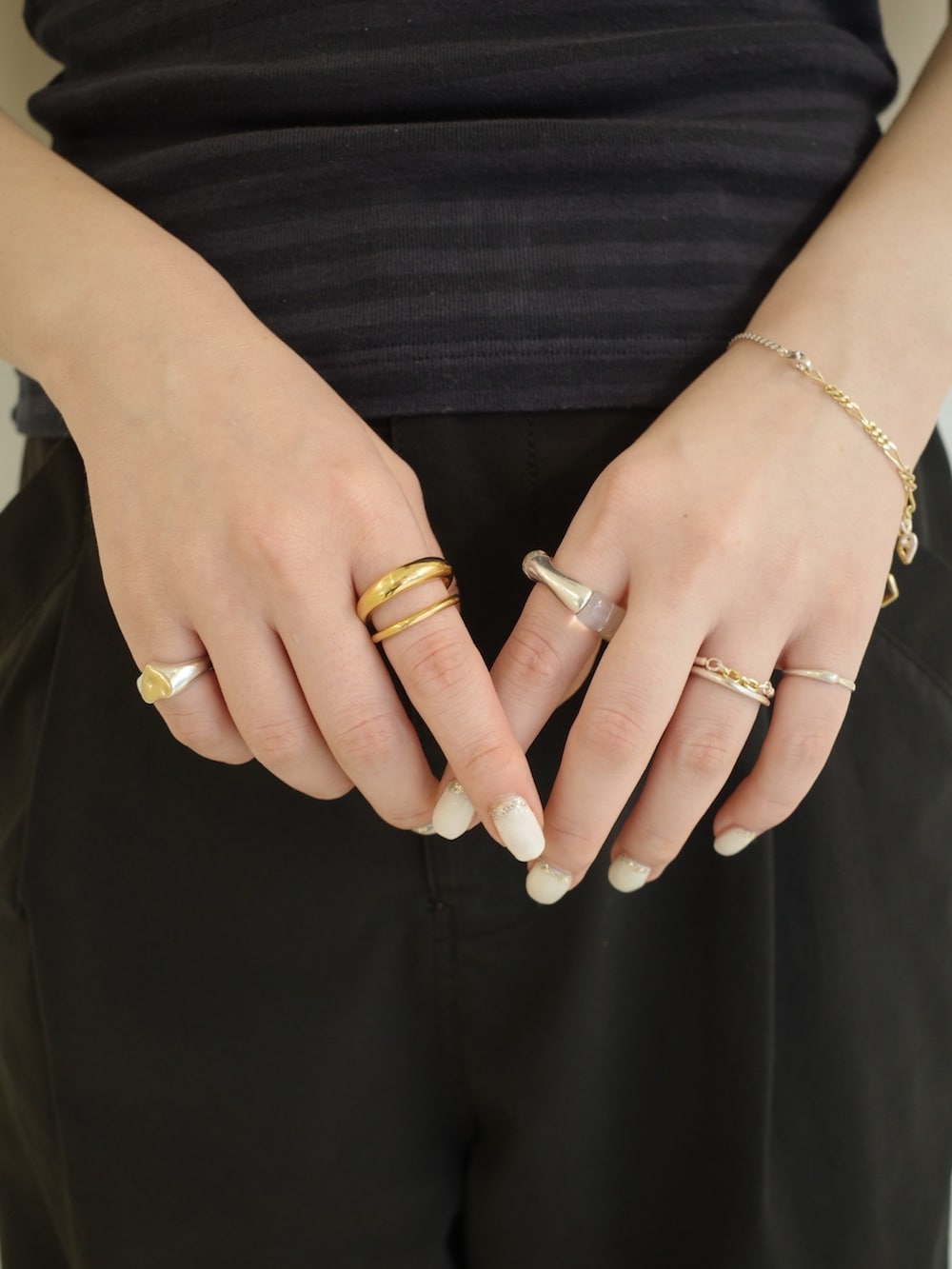 シルバー系のリング、ゴールド系のリング、シルバー系のブレスレットを着用したレディースの夏コーディネートの5枚目の写真