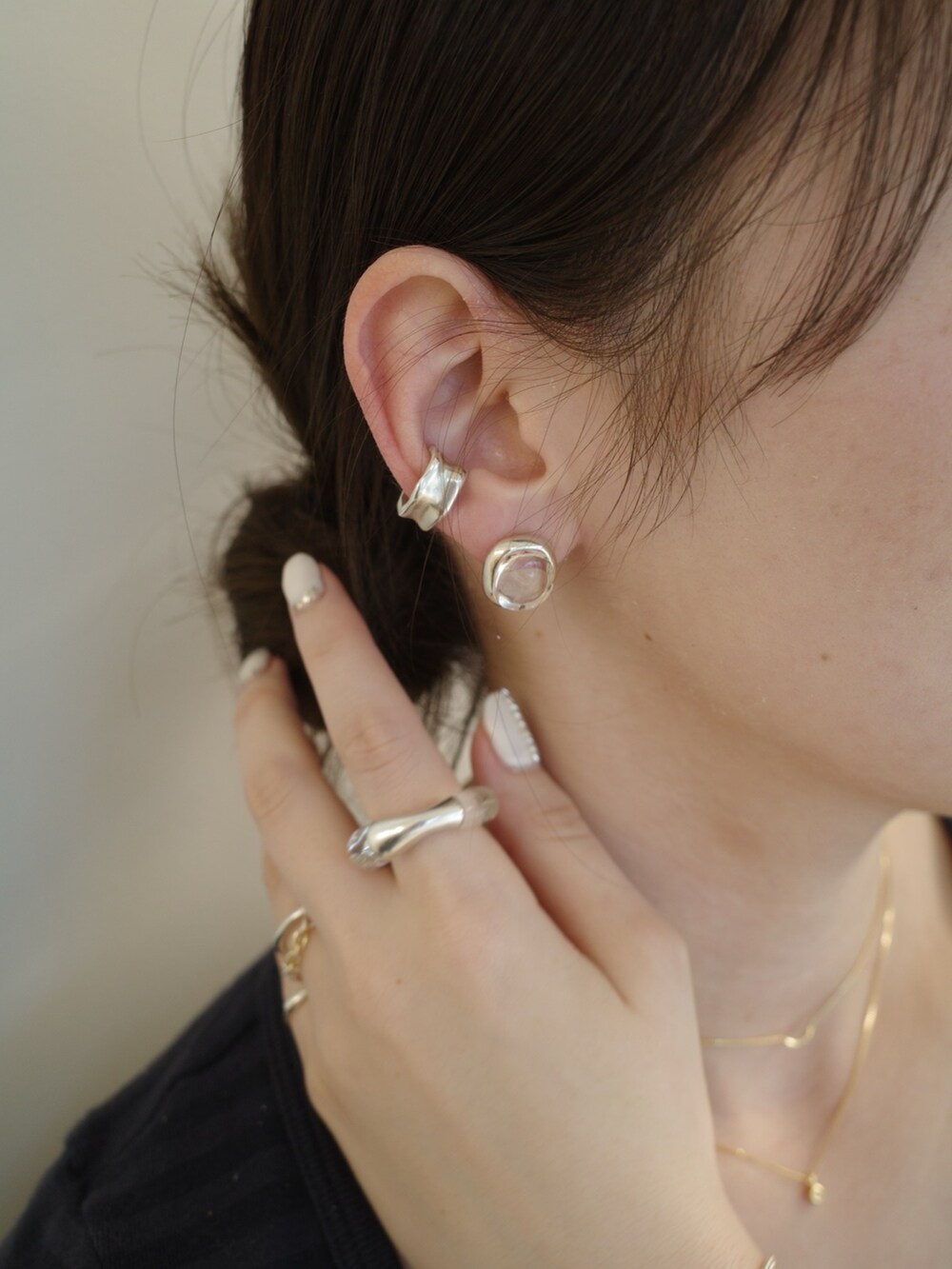 シルバー系のリング、ゴールド系のリング、シルバー系のブレスレットを着用したレディースの夏コーディネートの6枚目の写真