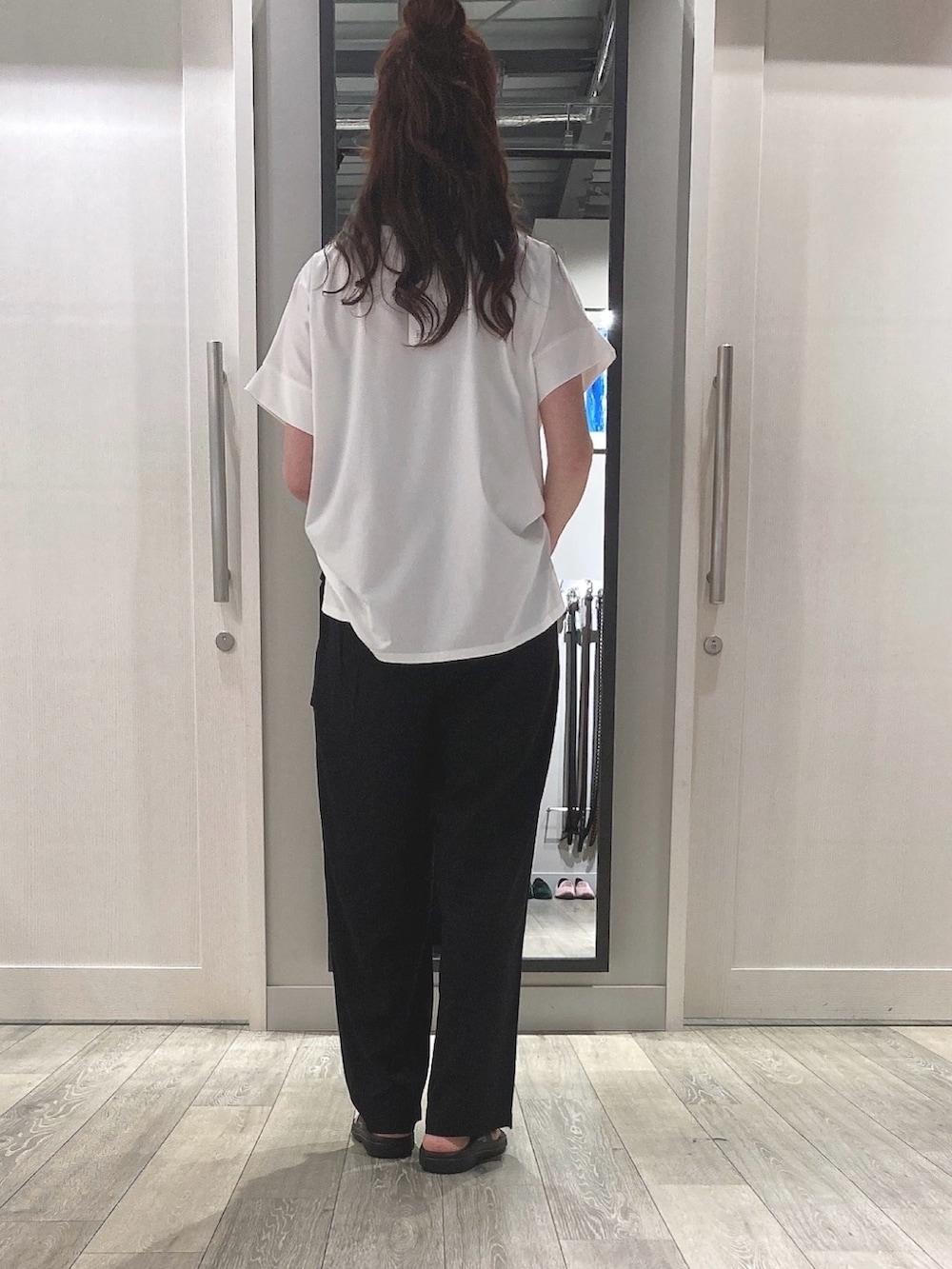 「ロゴT、しろTシャツ、半袖Ｔシャツ、ロゴニット、リネンパンツ、ブラックパンツ、Tシャツコーデ、パンツスタイル、カジュアルコーデ、なつこーで、ウエストゴム、サンダル、セットアップ対応、お出かけコーデ、ラクチンコーデ」｜「abahouse mavieのワイドロゴT/半袖/夏服/Tシャツ（Tシャツ/カットソー、ホワイト系）」を使った、みかんさん（レディース・162cm）の春コーディネートの2枚目の写真