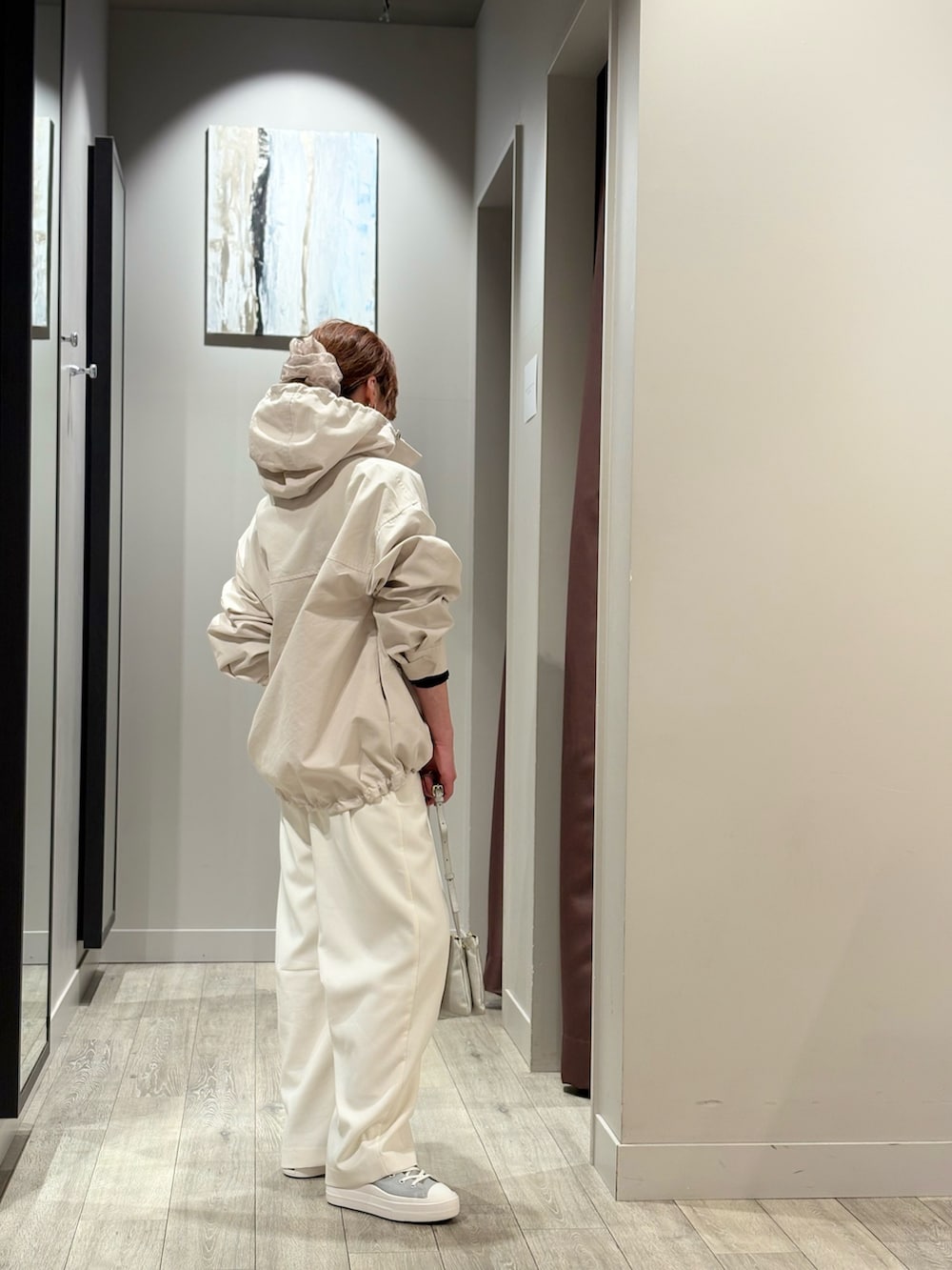 ブルー系のニット/セーター、ホワイト系のスラックス、ベージュ系のブルゾンを着用したレディースの冬コーディネートの3枚目の写真