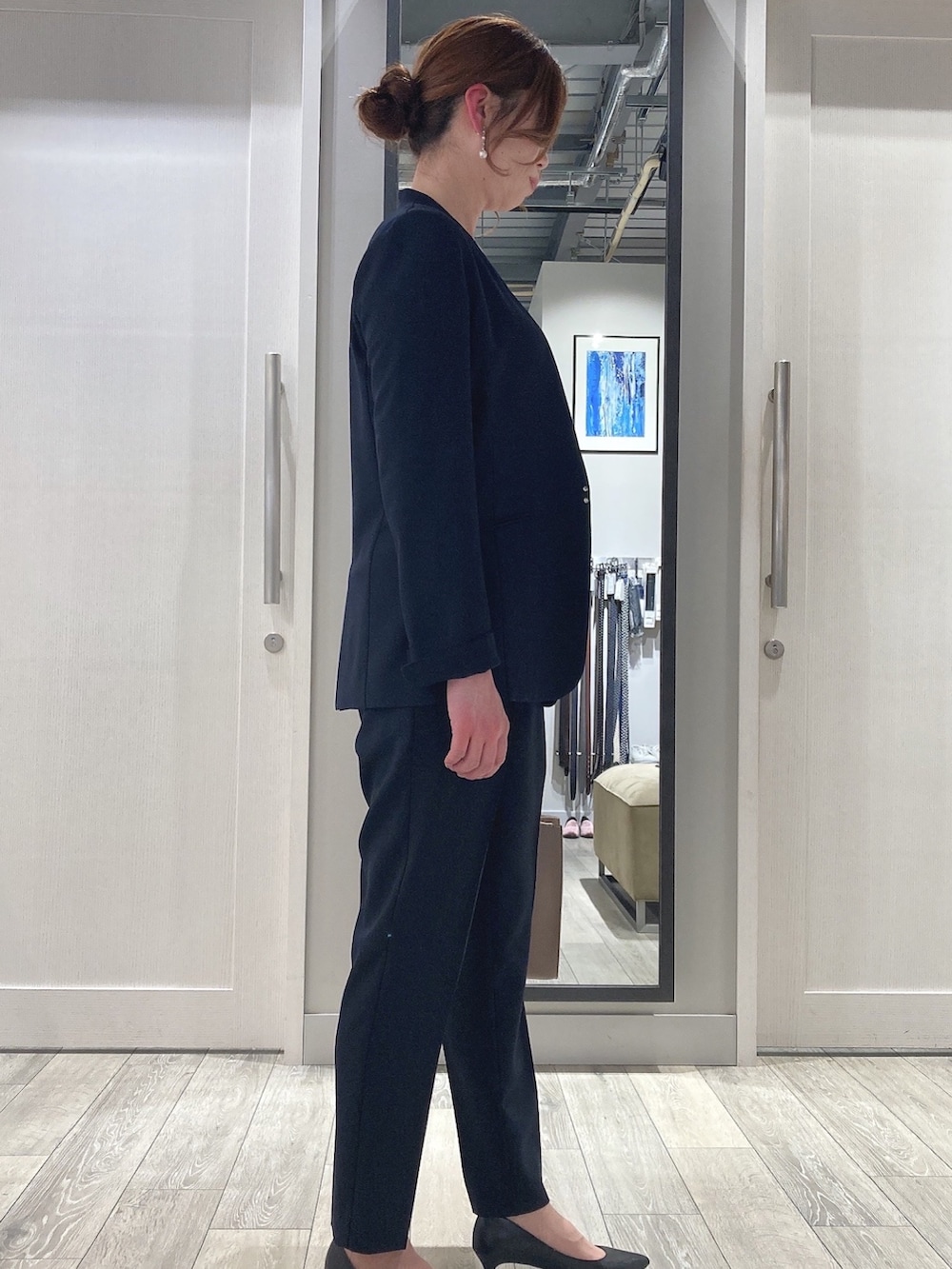 「セレモニー、入学式、ジャケット、オフィスコーデ、通勤スタイル、セットアップ、テーパードパンツ、ノーカラージャケット、パンツスタイル、着回しコーデ、ネイビーセットアップ、ネイビージャケット、ネイビーパンツ、40代、30代」|「abahouse mavieの【セットアップ対応/エニデイカセット】タックテーパードパンツ/セミオケ(スラックス、ブルー系)」を使った、みかんさん(レディース・162cm)の春コーディネートの2枚目の写真