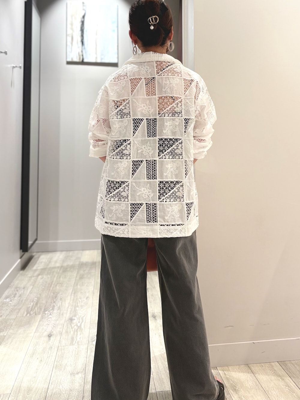 ホワイト系のテーラードジャケット、グレー系のデニムパンツを着用したレディースの夏コーディネートの3枚目の写真