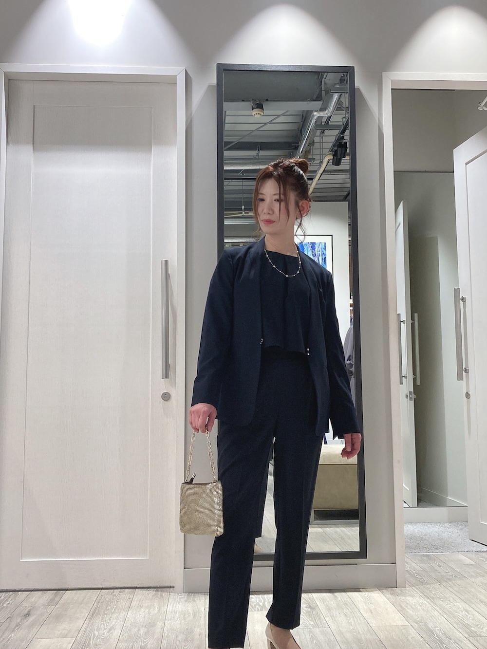 「セレモニー、入学式、ジャケット、オフィスコーデ、通勤スタイル、セットアップ、テーパードパンツ、ノーカラージャケット、パンツスタイル、着回しコーデ、ネイビーセットアップ、ネイビージャケット、ネイビーパンツ、40代、30代」|「abahouse mavieの【セットアップ対応/エニデイカセット】タックテーパードパンツ/セミオケ(スラックス、ブルー系)」を使った、みかんさん(レディース・162cm)の春コーディネートの4枚目の写真