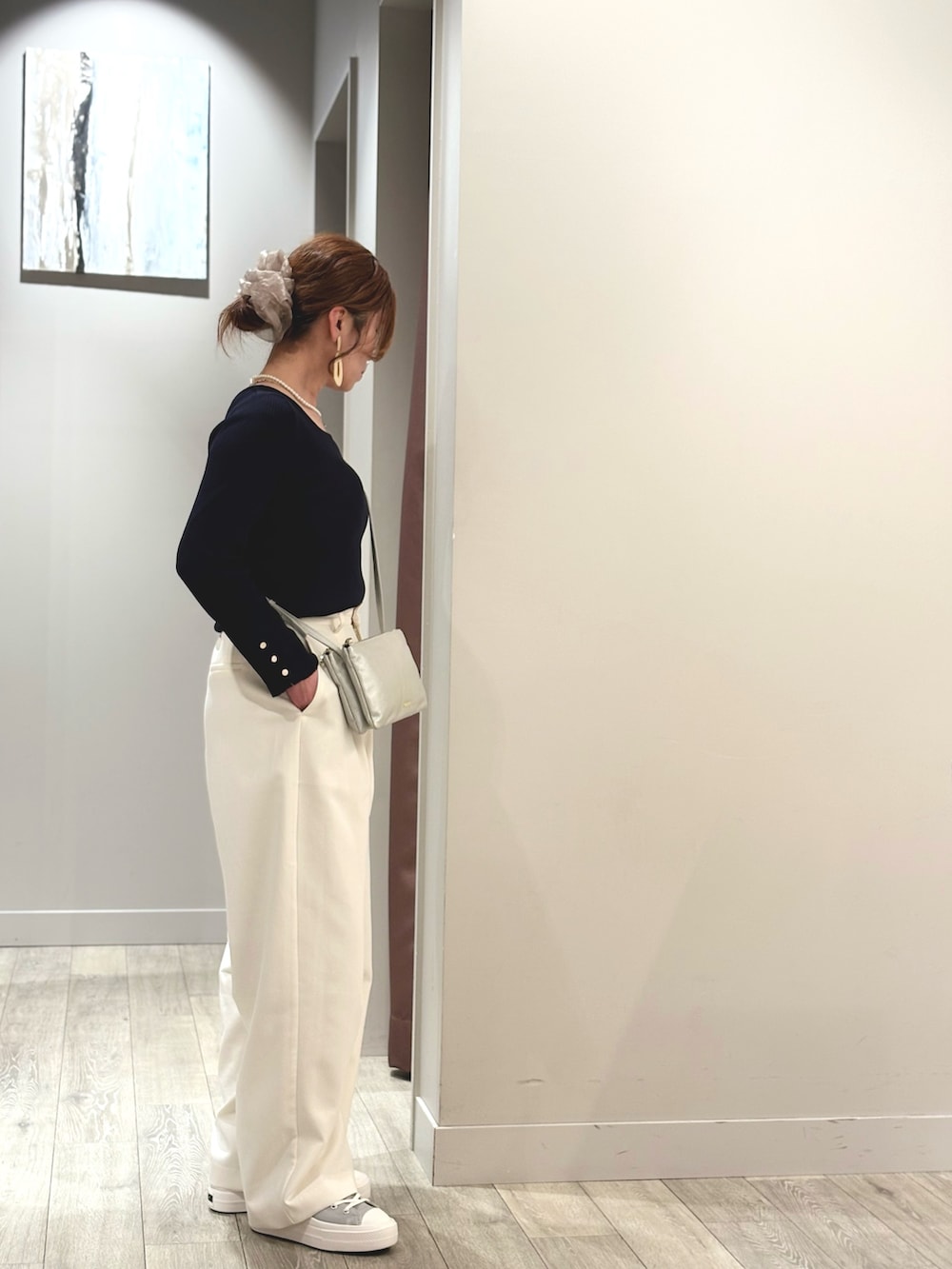 ホワイト系のスラックス、ブルー系のニット/セーターを着用したレディースの冬コーディネートの2枚目の写真