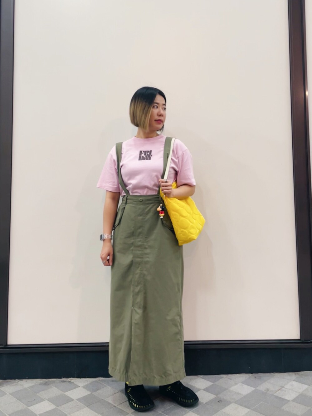 ピンク系のTシャツ/カットソー、ブラック系のサンダル、オレンジ系のバッグを着用したレディースの夏コーディネートの2枚目の写真