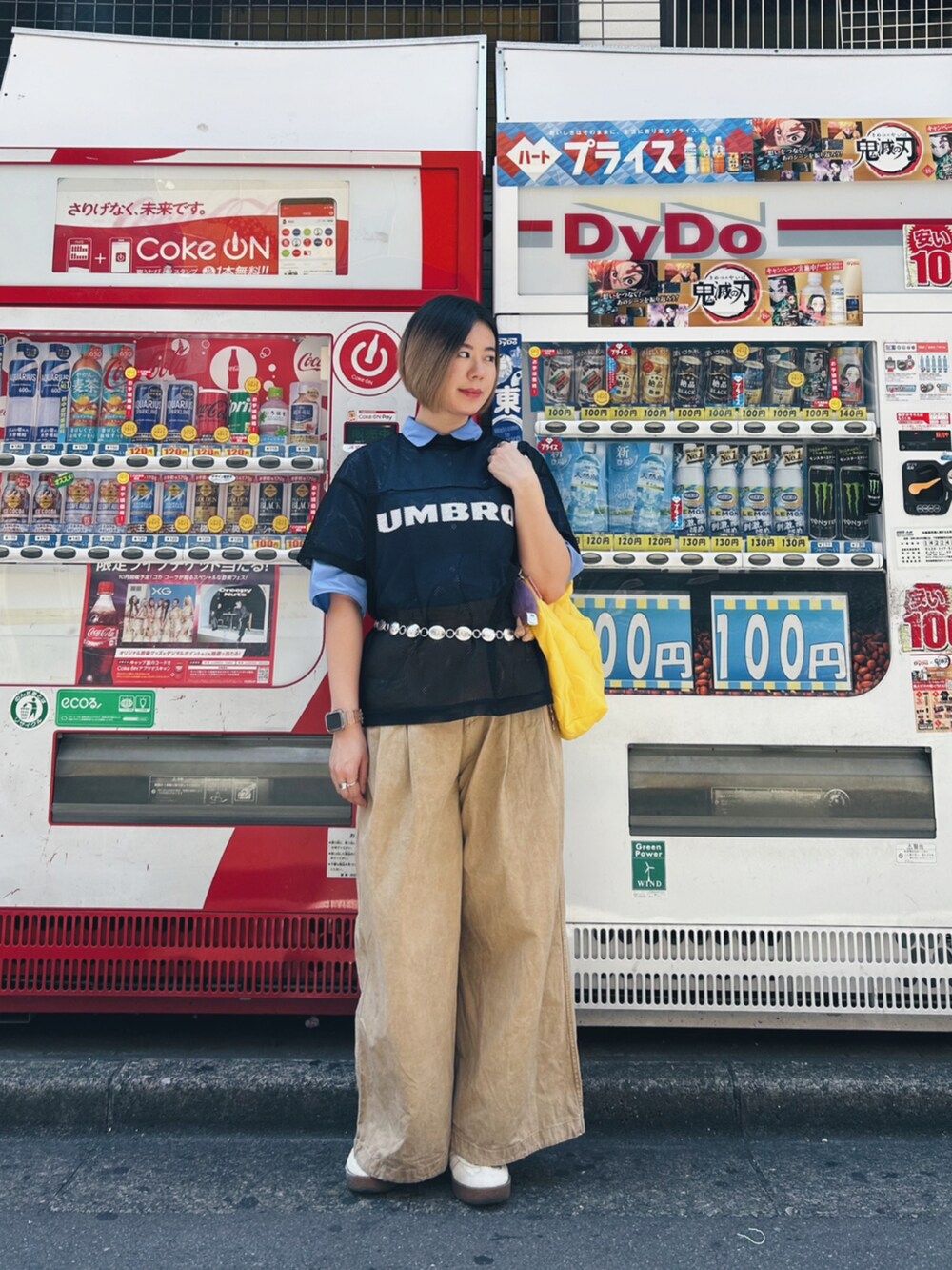 ブルー系のシャツ/ブラウス、ブラック系のTシャツ/カットソー、その他のパンツを着用したレディースの夏コーディネートの2枚目の写真