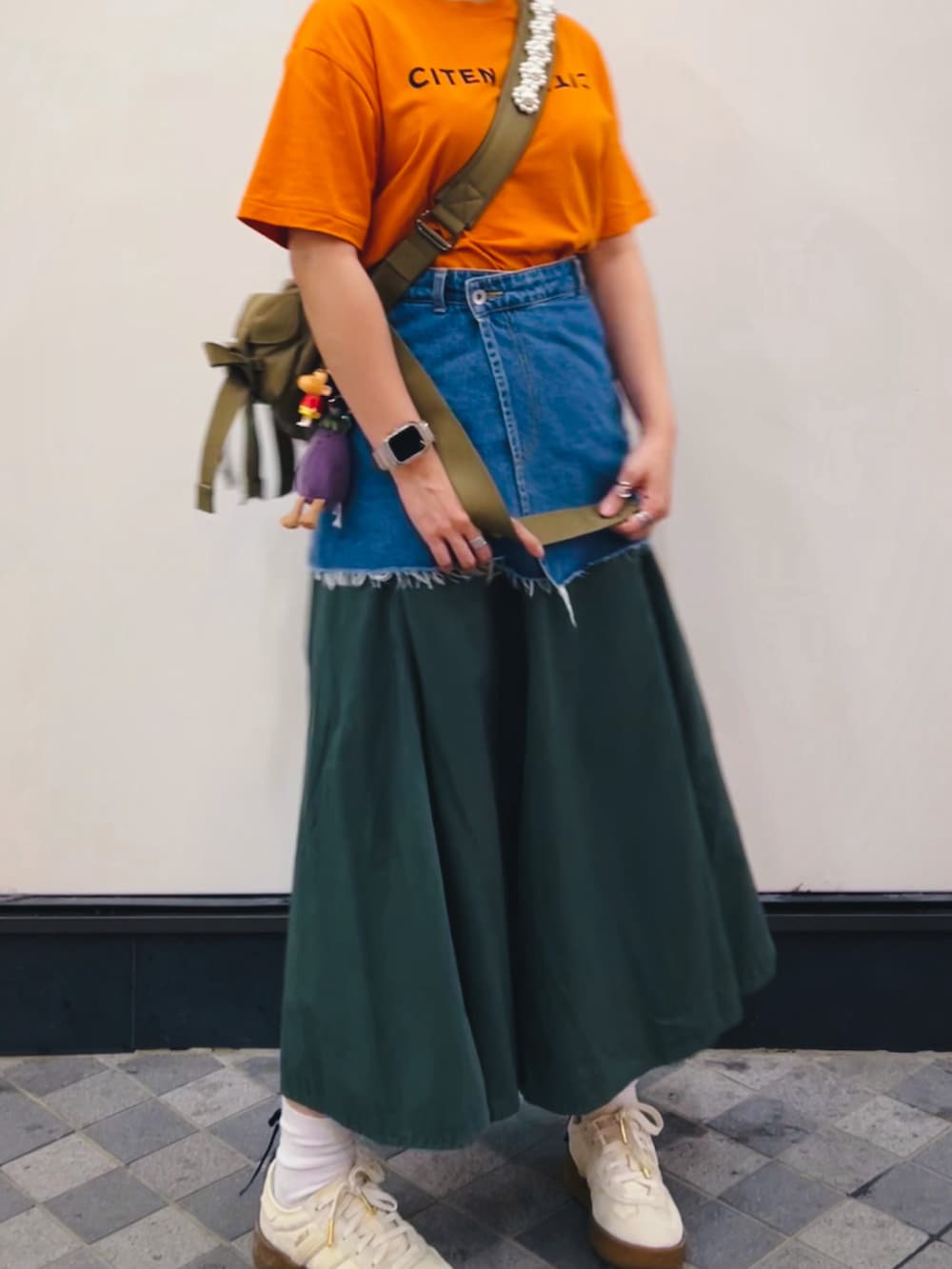ブルー系のTシャツ/カットソー、ブラック系のショルダーバッグ、ブラック系のデニムパンツを着用したレディースの春コーディネートの3枚目の写真