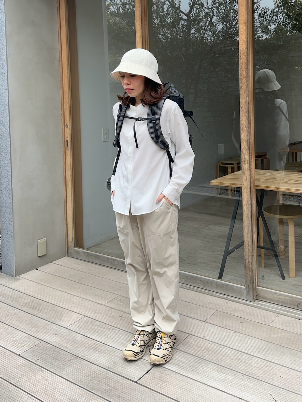 ホワイト系のシャツ/ブラウス、ベージュ系のパンツ、ベージュ系のスニーカーを着用したレディースの春コーディネートの2枚目の写真