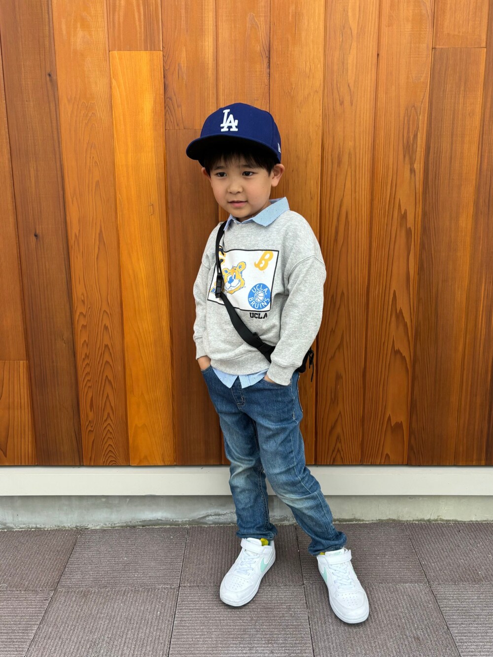 ブルー系のシャツ/ブラウス、グレー系のスウェット、ブルー系のデニムパンツを着用したキッズの冬コーディネートの2枚目の写真