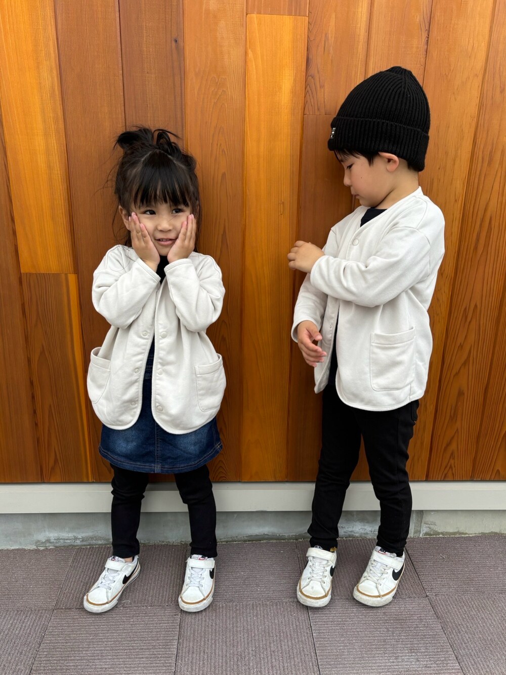 グレー系のその他アウター、ブルー系のつなぎ/オールインワン、ホワイト系のスニーカーを着用したキッズの春コーディネートの3枚目の写真