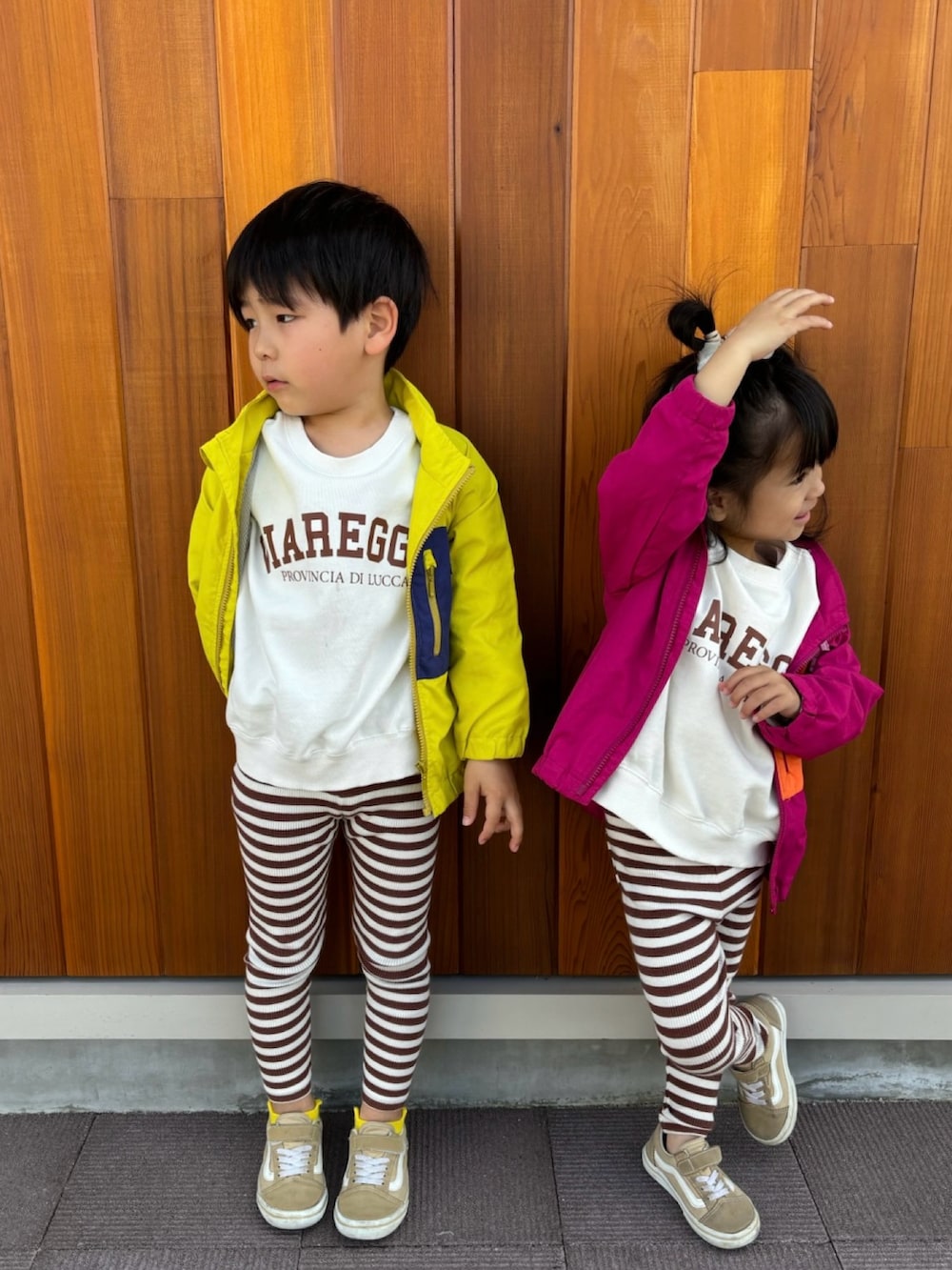 ホワイト系のスウェット、ブラウン系のその他パンツ、ベージュ系のスニーカーを着用したキッズの春コーディネートの2枚目の写真