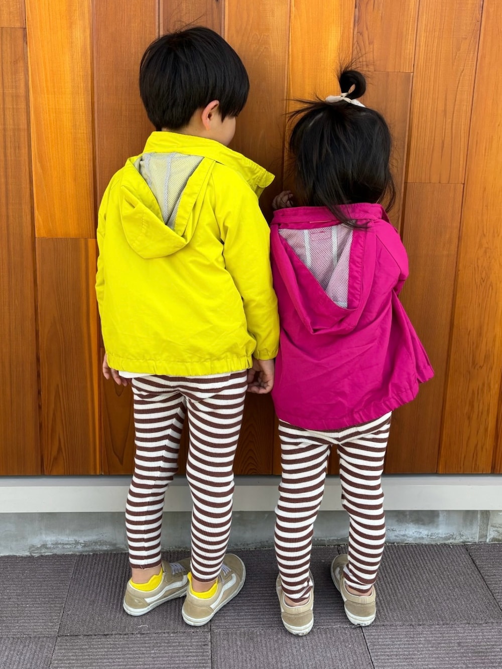 ホワイト系のスウェット、ブラウン系のその他パンツ、ベージュ系のスニーカーを着用したキッズの春コーディネートの3枚目の写真