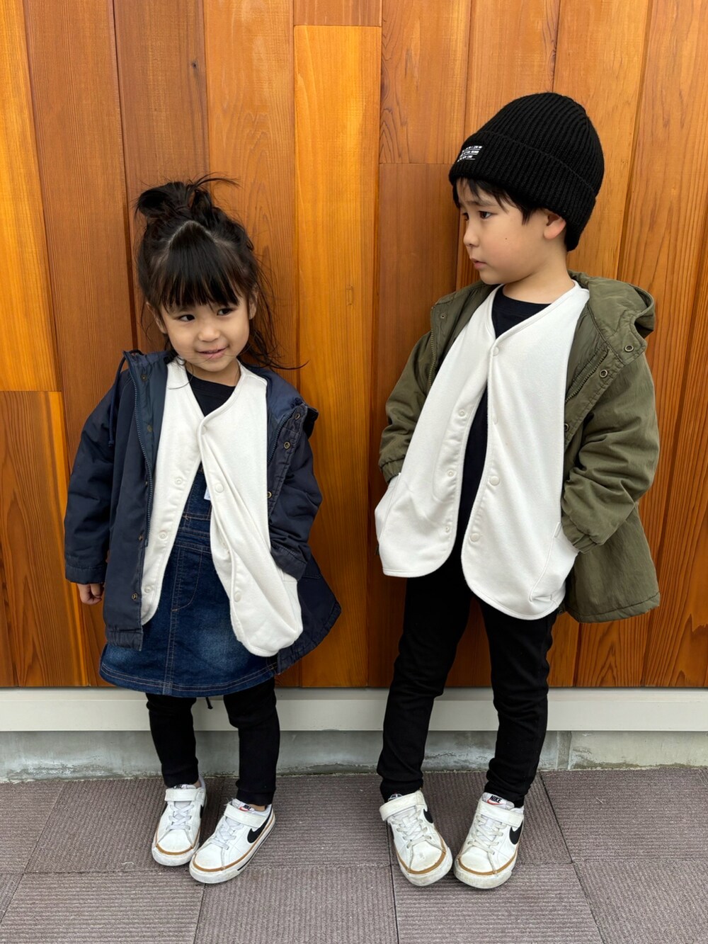 グレー系のその他アウター、ブルー系のつなぎ/オールインワン、ホワイト系のスニーカーを着用したキッズの春コーディネートの2枚目の写真