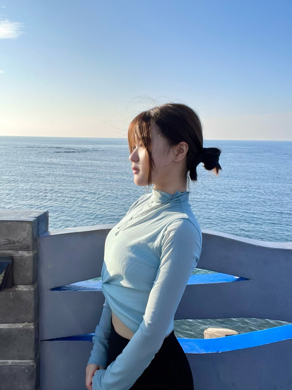 ブルー系のその他トップスを着用したレディースの冬コーディネートの3枚目の写真