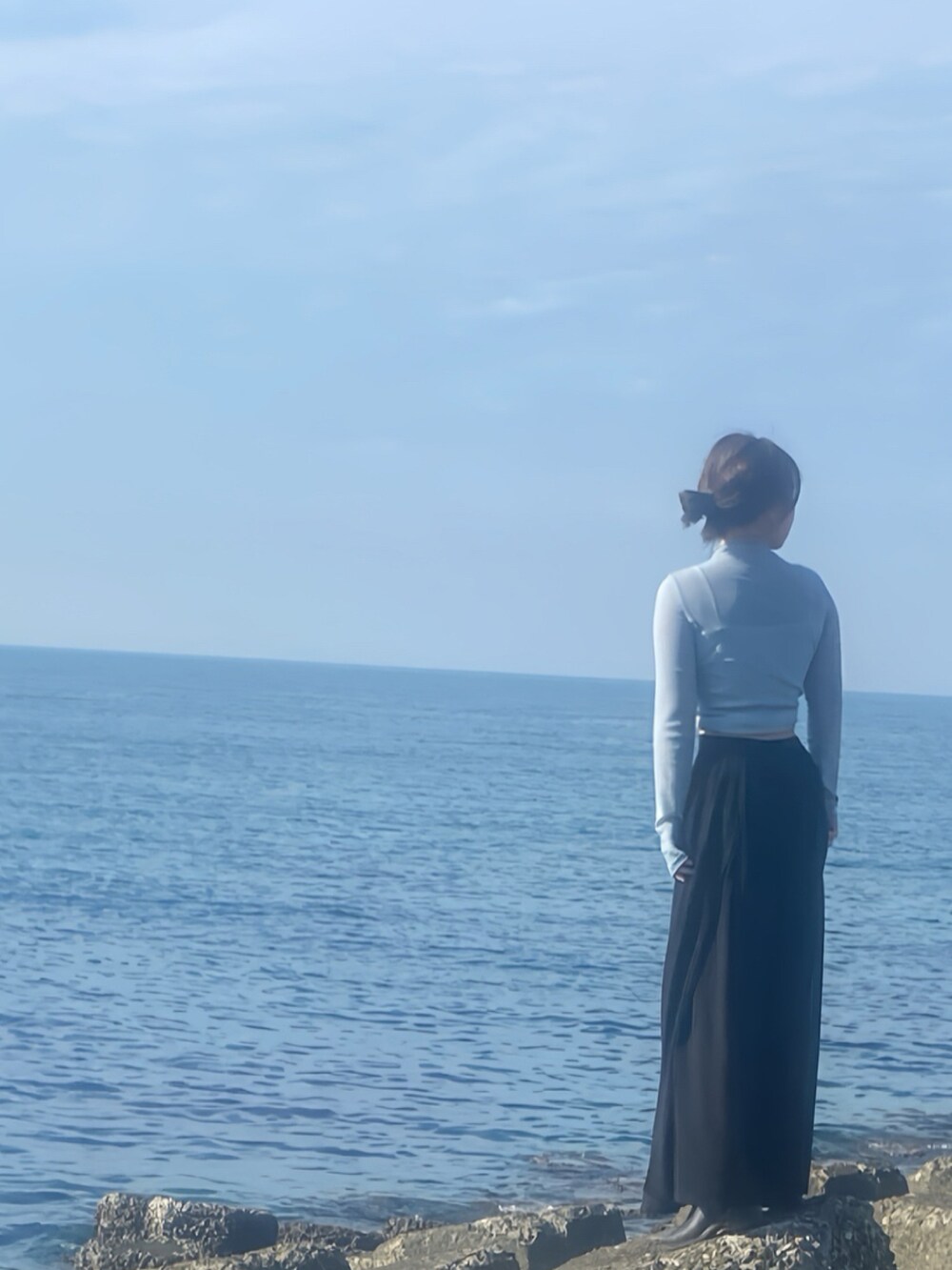 ブルー系のその他トップスを着用したレディースの冬コーディネートの4枚目の写真