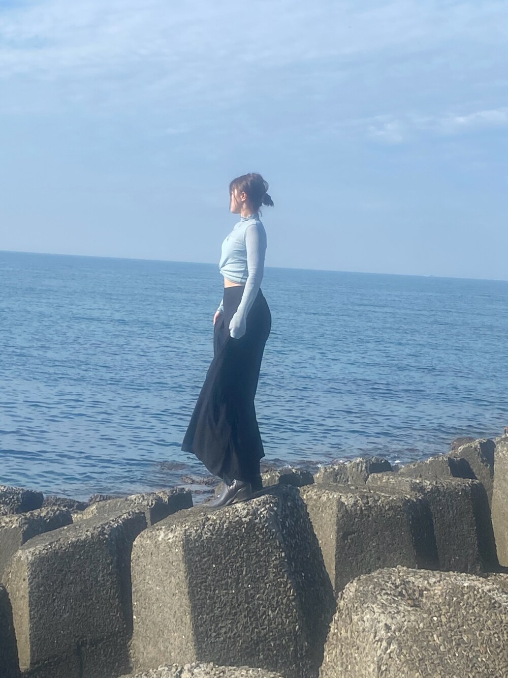 ブルー系のその他トップスを着用したレディースの冬コーディネートの5枚目の写真