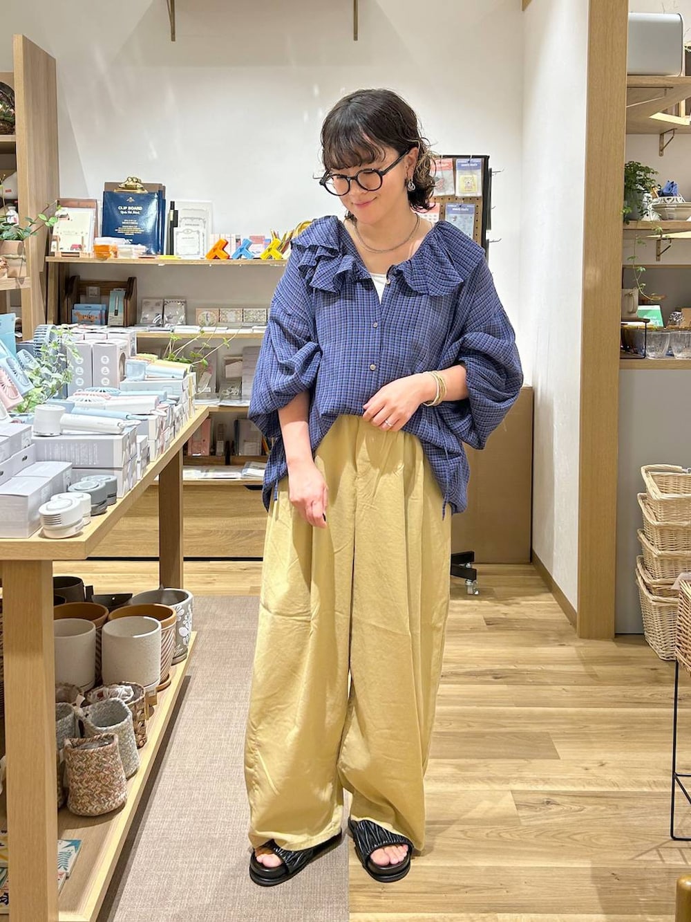 ベージュ系のその他パンツ、ブルー系のシャツ/ブラウスを着用したレディースの夏コーディネートの3枚目の写真