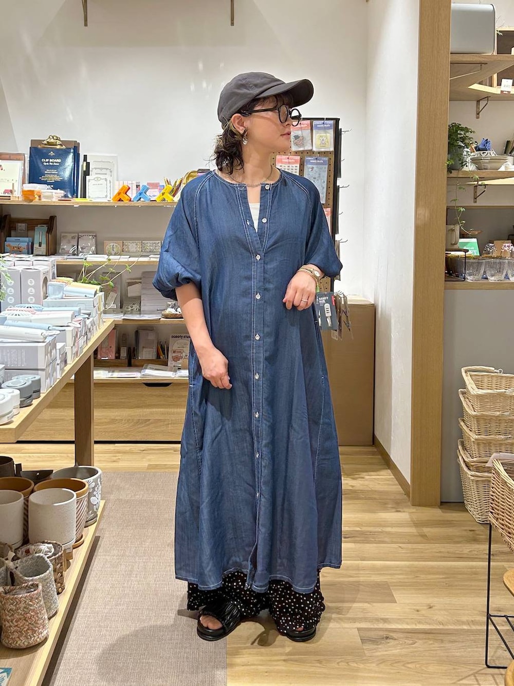 ブラック系のその他パンツ、ブルー系のワンピース、ブラック系のキャップを着用したレディースの夏コーディネートの2枚目の写真