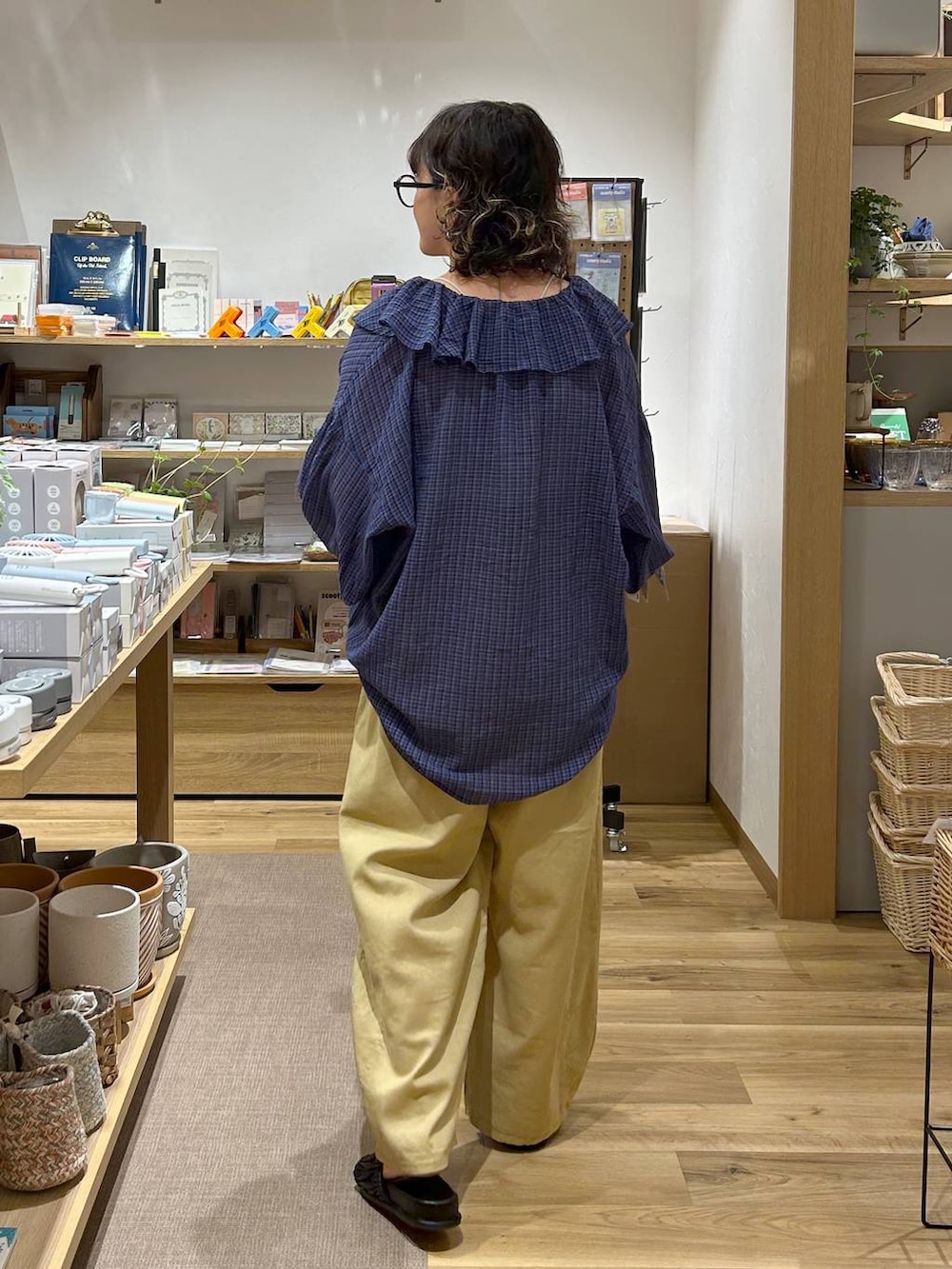 ベージュ系のその他パンツ、ブルー系のシャツ/ブラウスを着用したレディースの夏コーディネートの2枚目の写真