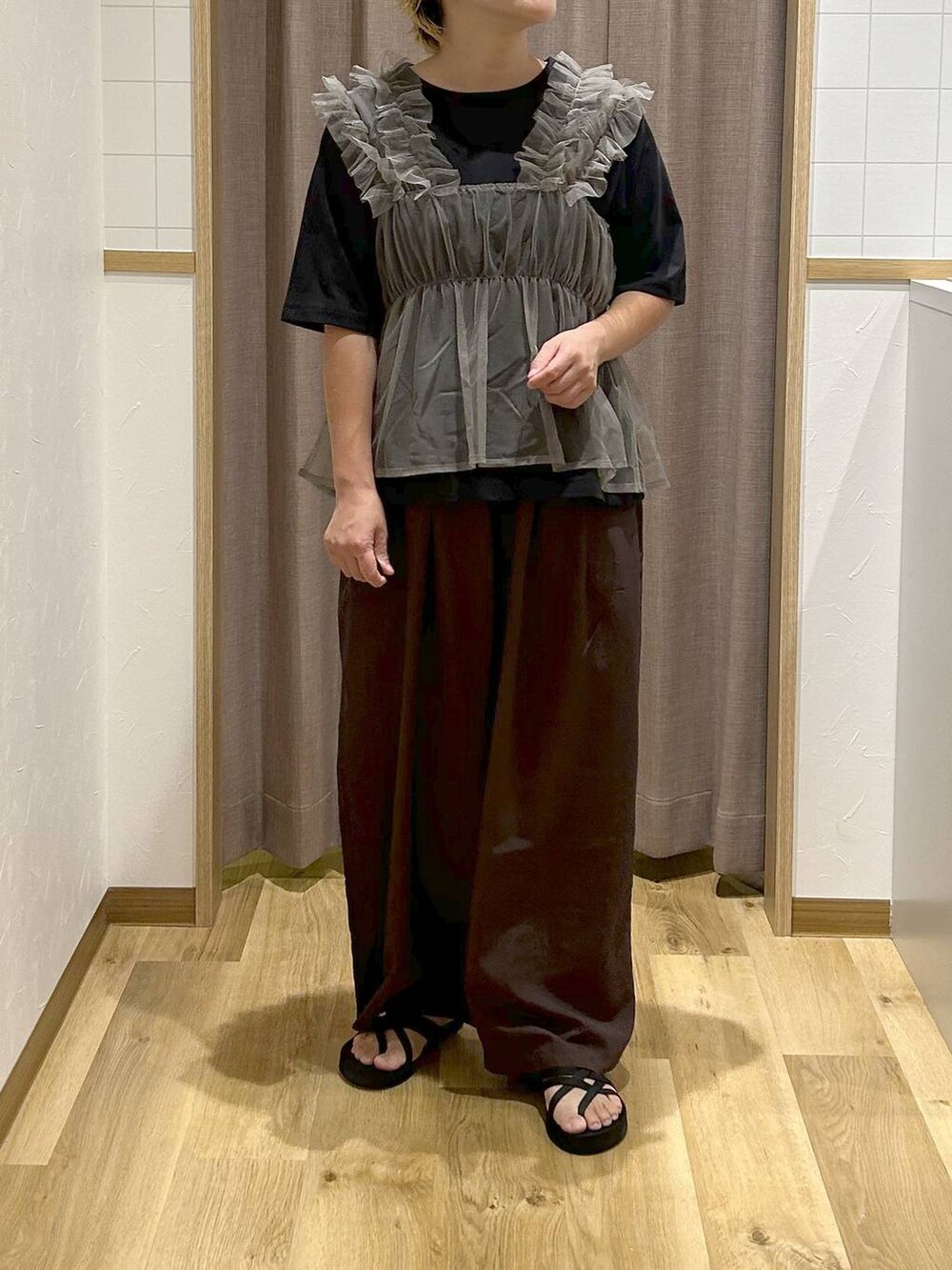ブラック系のTシャツ/カットソーを着用したレディースの夏コーディネートの2枚目の写真