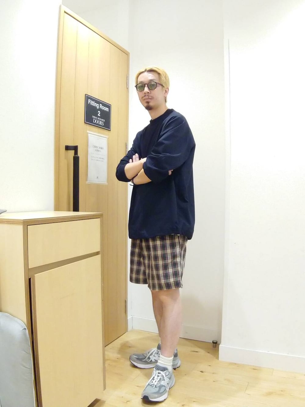 ブルー系のTシャツ/カットソーを着用したメンズの春コーディネートの2枚目の写真