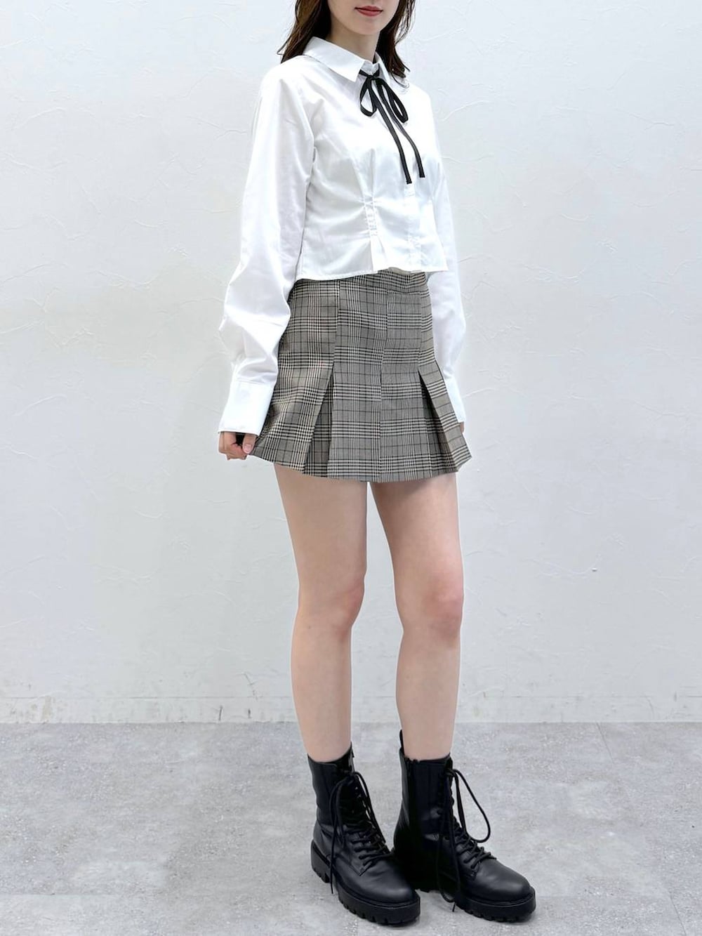 ホワイト系のシャツ/ブラウス、ブラウン系のスカートを着用したレディースの春コーディネートの2枚目の写真