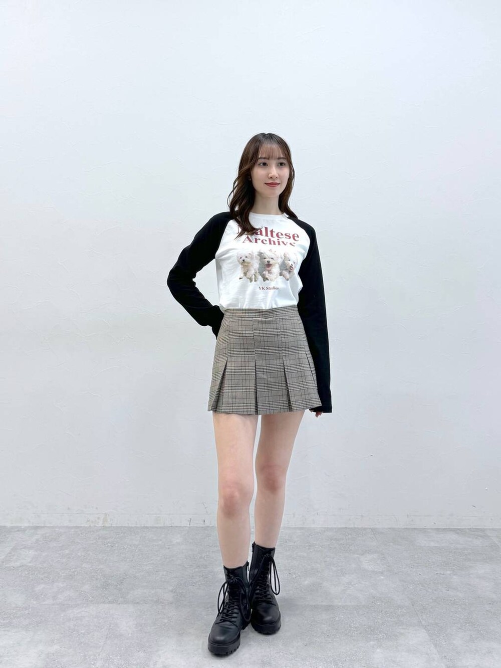 ブラウン系のスカート、ホワイト系のTシャツ/カットソーを着用したレディースの春コーディネートの2枚目の写真