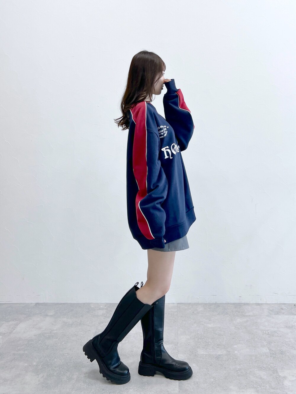 ブルー系のスウェット、グレー系のスカートを着用したレディースの冬コーディネートの3枚目の写真