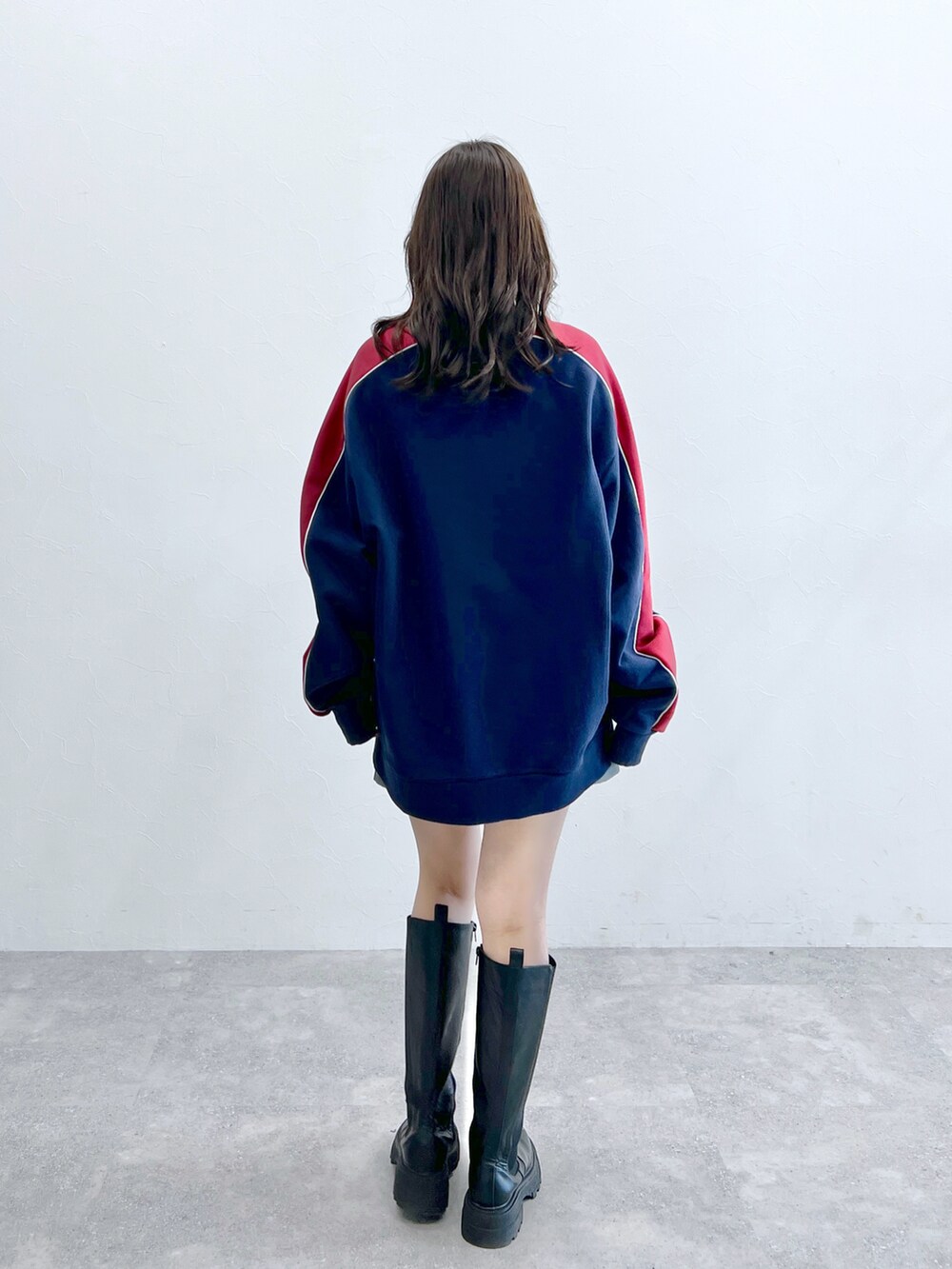 ブルー系のスウェット、グレー系のスカートを着用したレディースの冬コーディネートの4枚目の写真