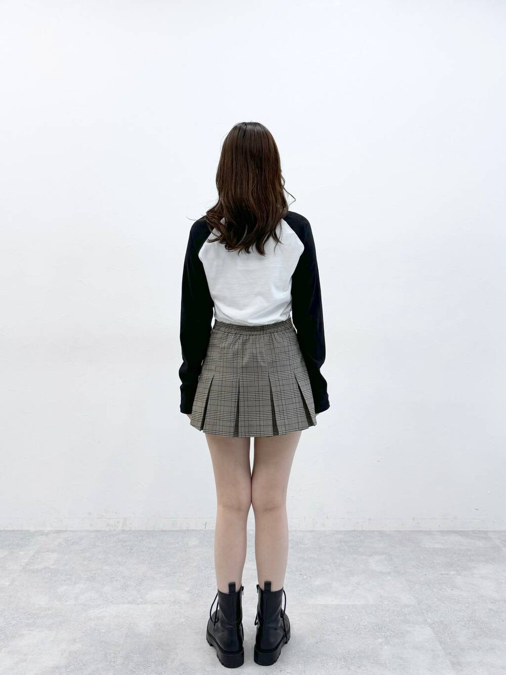 ブラウン系のスカート、ホワイト系のTシャツ/カットソーを着用したレディースの春コーディネートの4枚目の写真