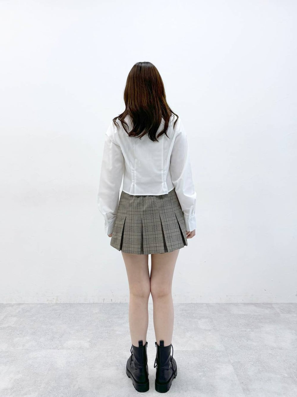 ホワイト系のシャツ/ブラウス、ブラウン系のスカートを着用したレディースの春コーディネートの3枚目の写真