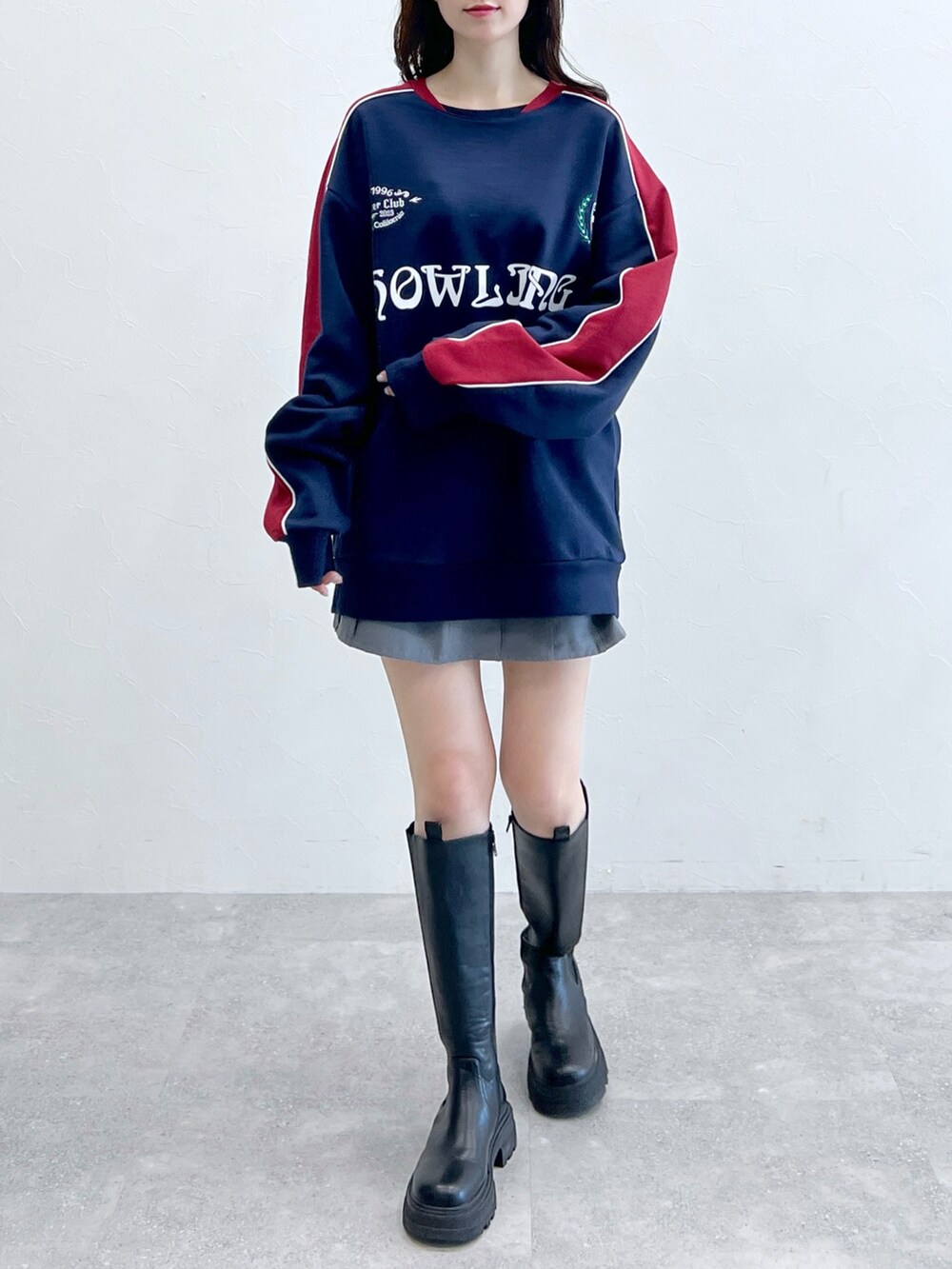 ブルー系のスウェット、グレー系のスカートを着用したレディースの冬コーディネートの5枚目の写真