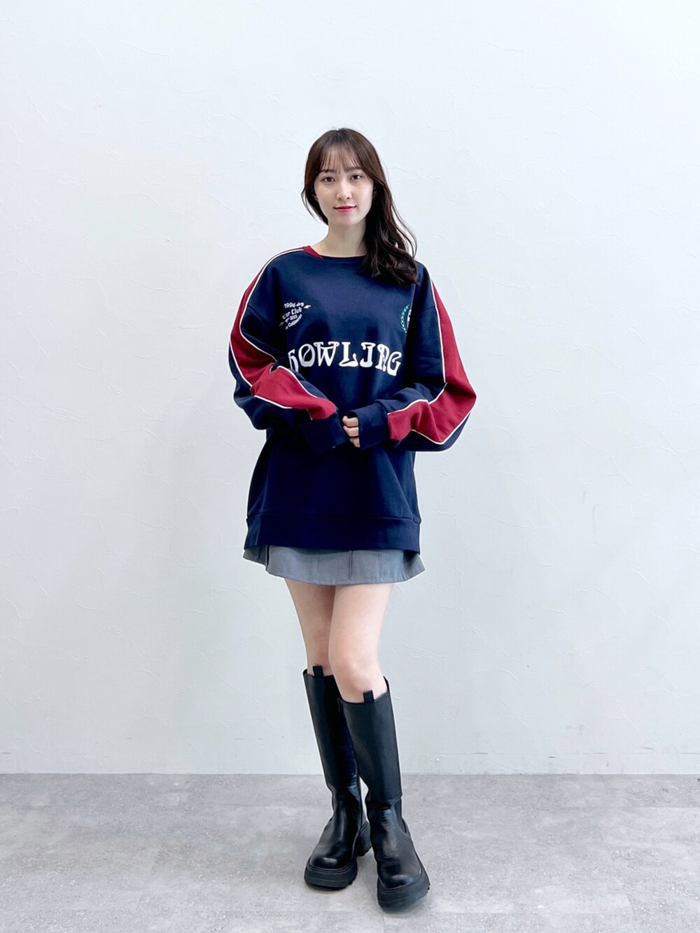 ブルー系のスウェット、グレー系のスカートを着用したレディースの冬コーディネートの2枚目の写真