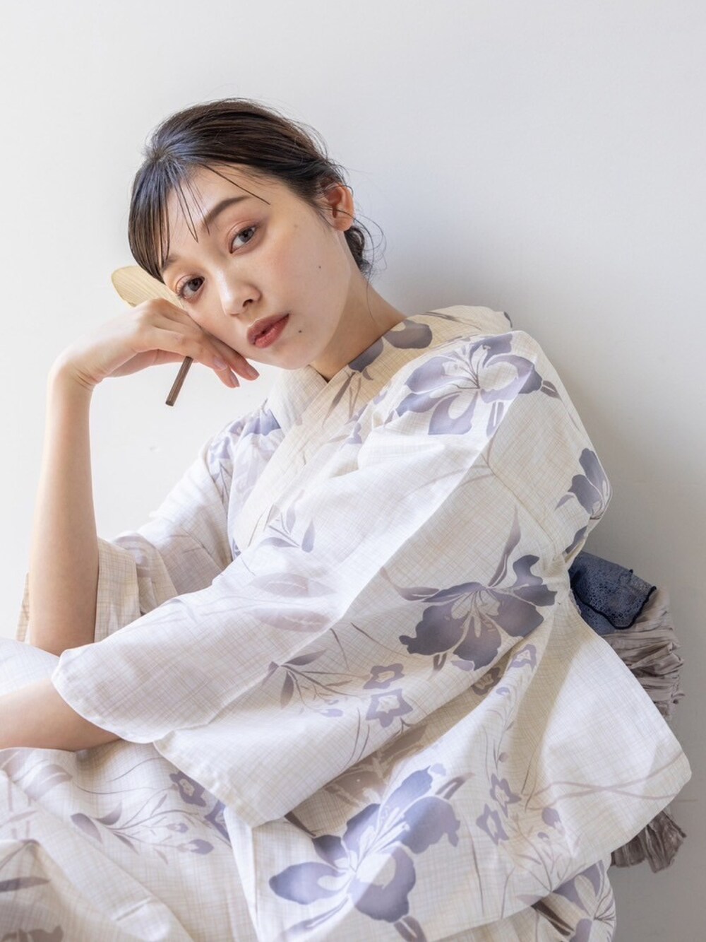 ホワイト系の浴衣を着用したレディースの夏コーディネートの2枚目の写真