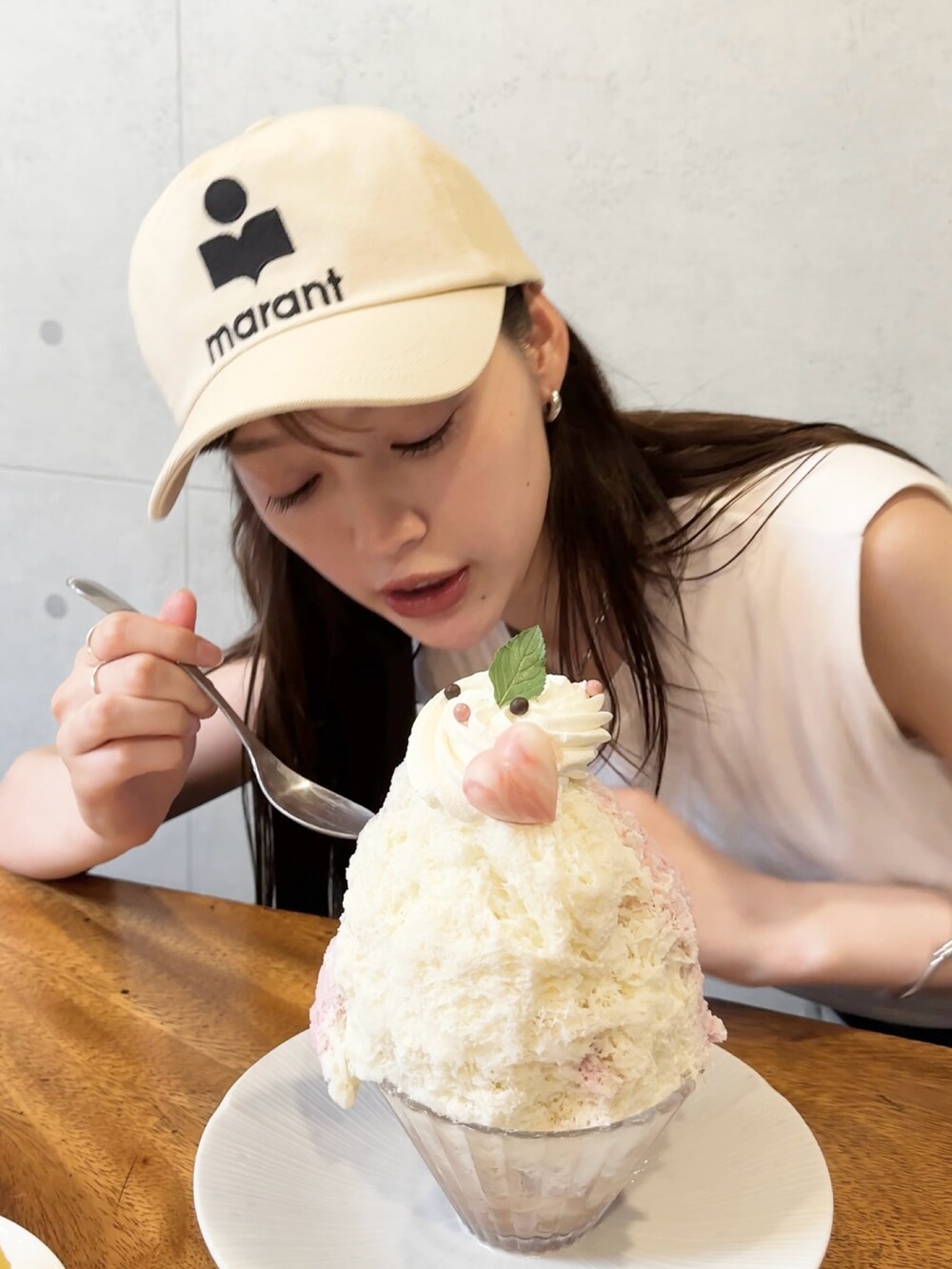 ホワイト系のTシャツ/カットソー、ブルー系のデニムパンツ、レッド系のサンダルを着用したレディースの夏コーディネートの4枚目の写真