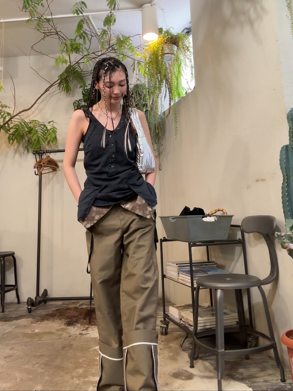 シルバー系のハンドバッグ、その他のベルトを着用したレディースの夏コーディネートの2枚目の写真