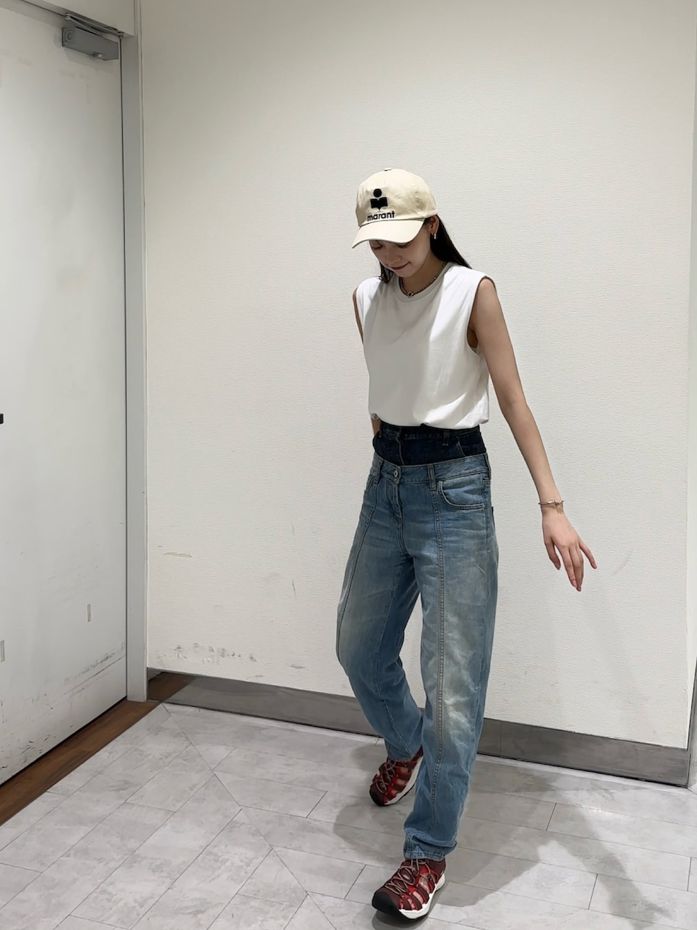 ホワイト系のTシャツ/カットソー、ブルー系のデニムパンツ、レッド系のサンダルを着用したレディースの夏コーディネートの3枚目の写真