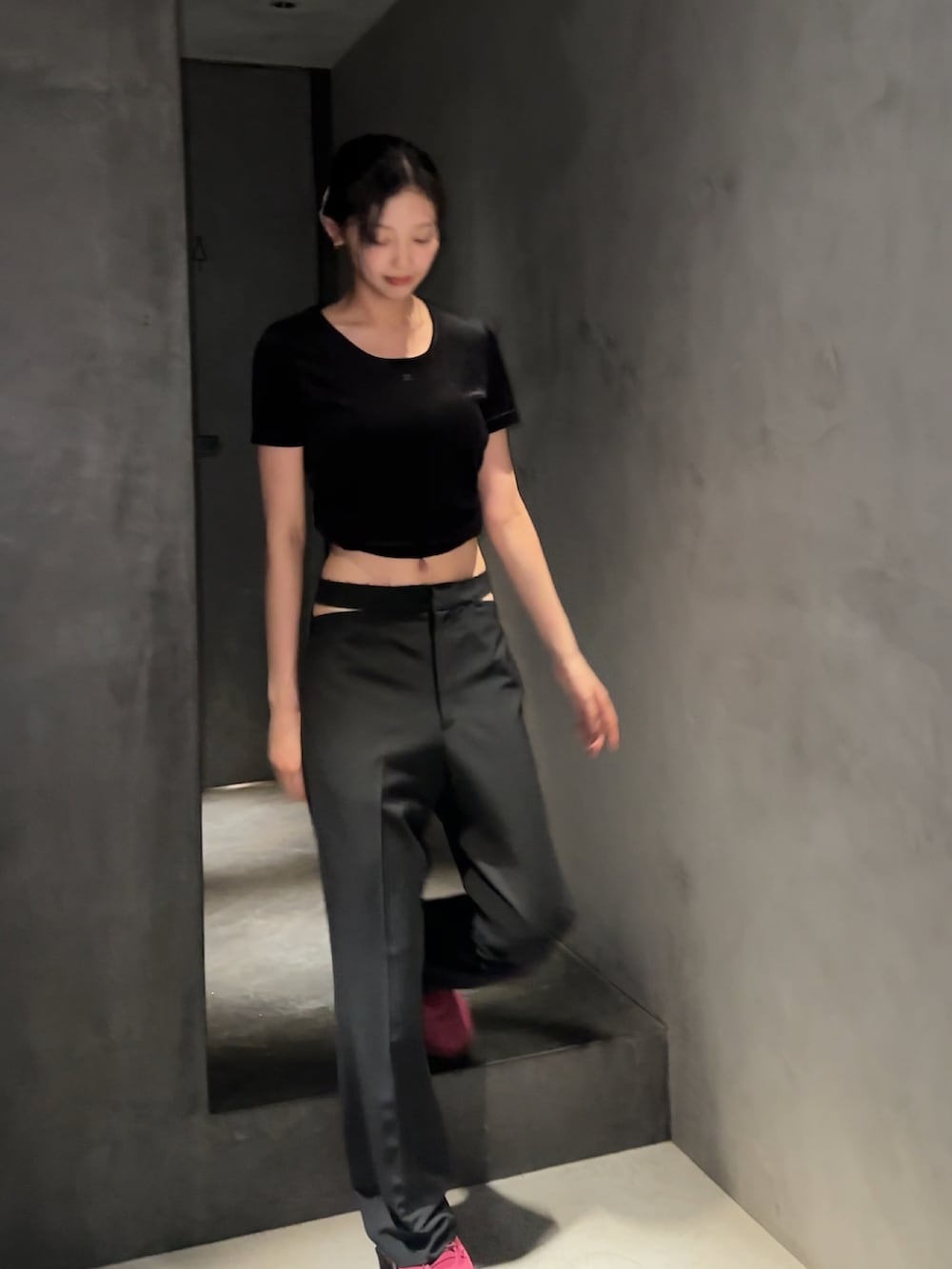 ブラック系のその他パンツを着用したレディースの夏コーディネートの2枚目の写真