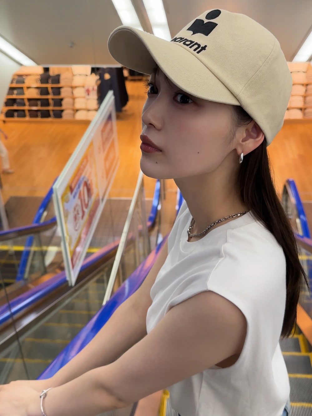 ホワイト系のTシャツ/カットソー、ブルー系のデニムパンツ、レッド系のサンダルを着用したレディースの夏コーディネートの2枚目の写真