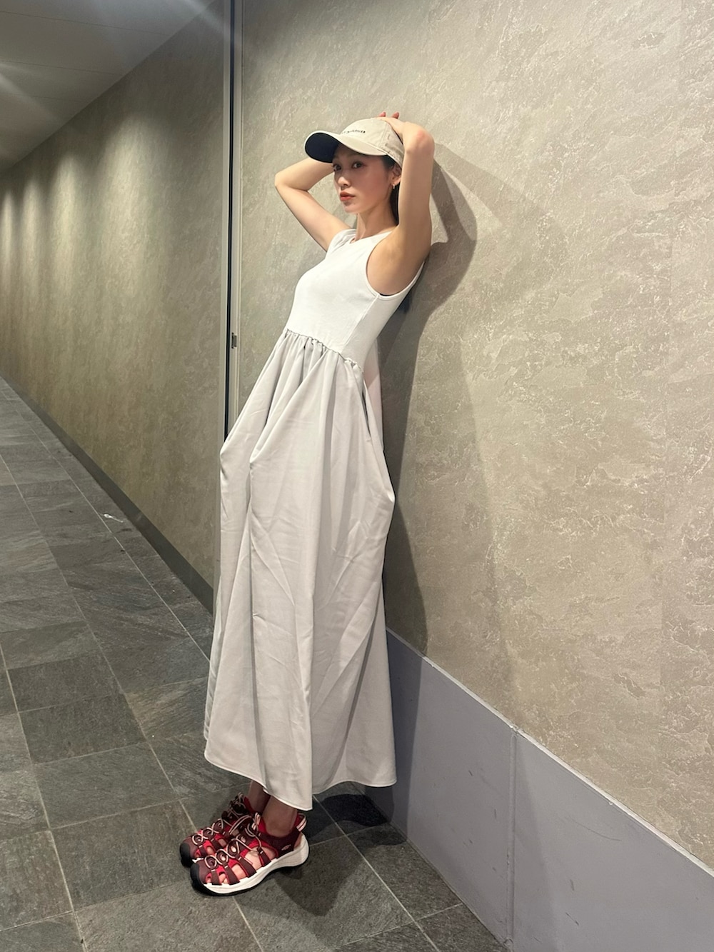 「AZUL by moussyのPLUSタックドレープドッキングワンピ（ワンピース、ホワイト系）」を使った、ふせやさん（骨格ナチュラル・レディース・160cm）の夏コーディネートの2枚目の写真