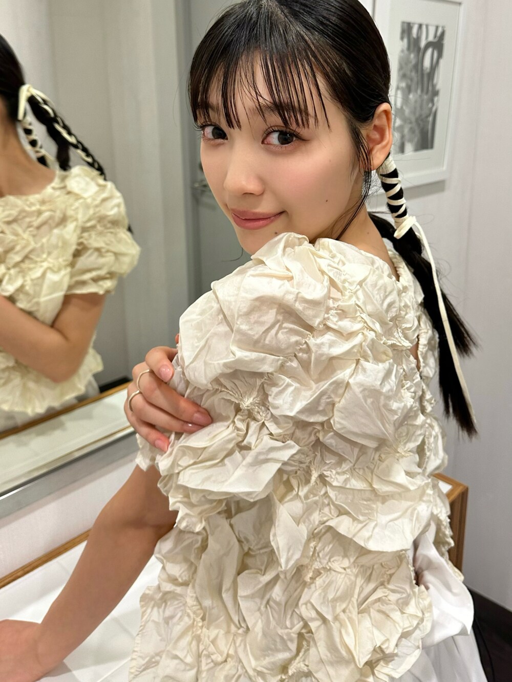 ホワイト系のその他トップス、ベージュ系のブーツを着用したレディースの夏コーディネートの2枚目の写真