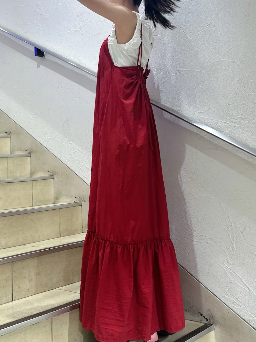 ホワイト系のタンクトップ、レッド系のワンピース、ブラック系のサンダルを着用したレディースの夏コーディネートの2枚目の写真