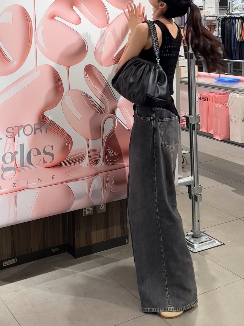 「STYLEMIXERのテープヤーンショートニット（タンクトップ、ブラック系）」を使った、ふせやさん（骨格ナチュラル・レディース・160cm）の夏コーディネートの2枚目の写真