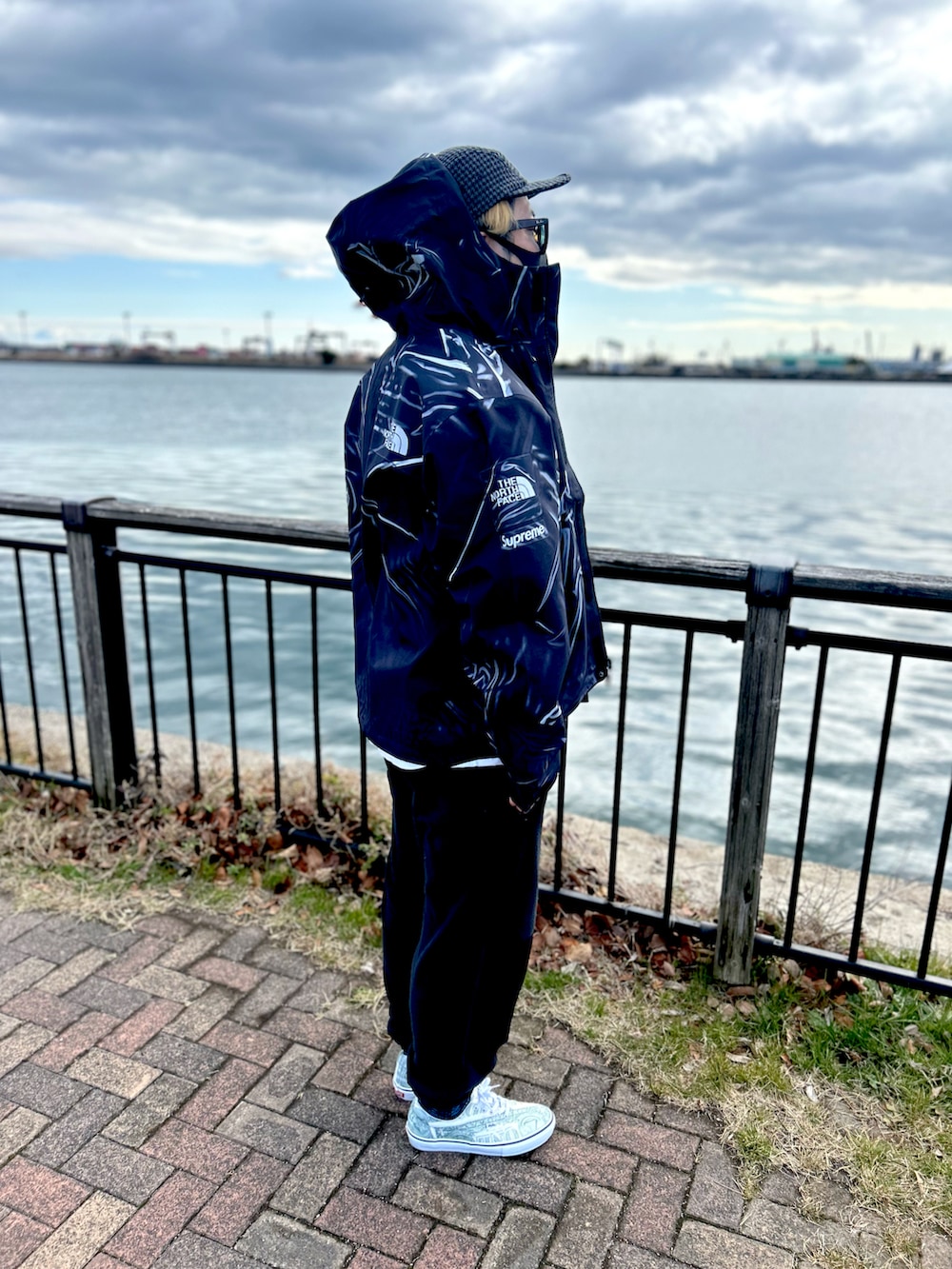 「supreme、ray-ban、GARNI、NIKE、supreme x vans、Supreme x The North Face」｜「Supreme のアイテム（キャップ、ブラック系）」を使った、halu3104さん（メンズ・182cm）の冬コーディネートの2枚目の写真