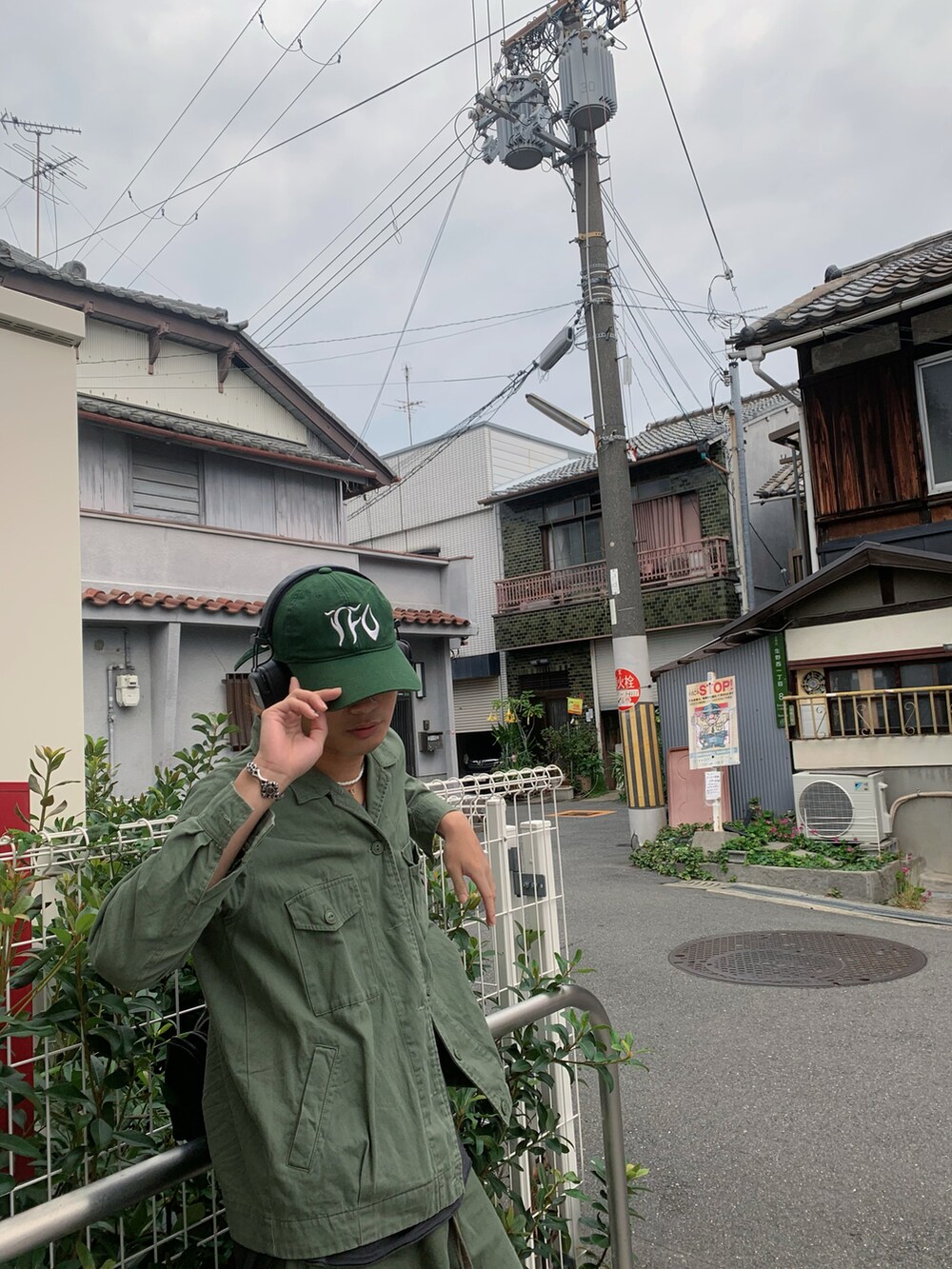 ブラック系のショルダーバッグ、イエロー系のネックレスを着用したメンズの冬コーディネートの2枚目の写真