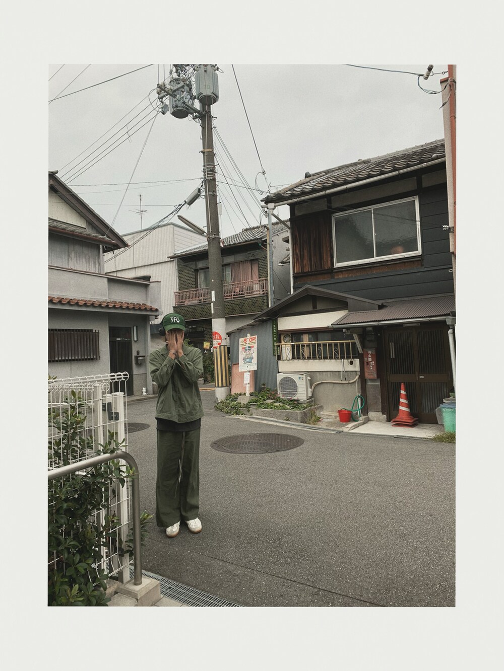 ブラック系のショルダーバッグ、イエロー系のネックレスを着用したメンズの冬コーディネートの4枚目の写真