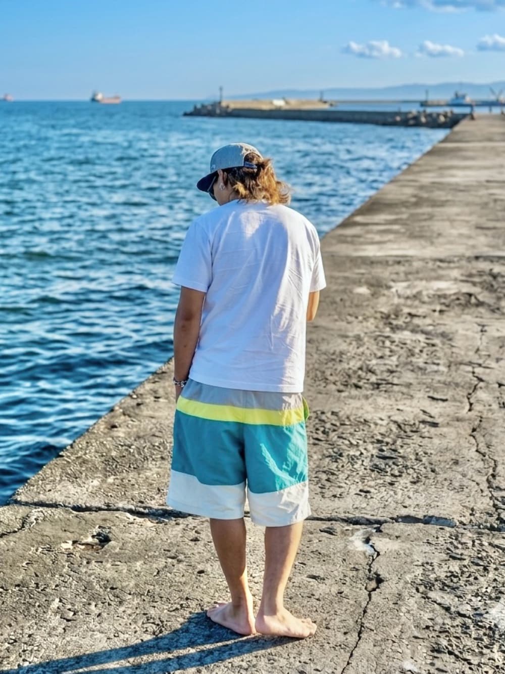 ホワイト系のTシャツ/カットソー、その他のその他パンツ、グリーン系のサンダルを着用したメンズの夏コーディネートの2枚目の写真