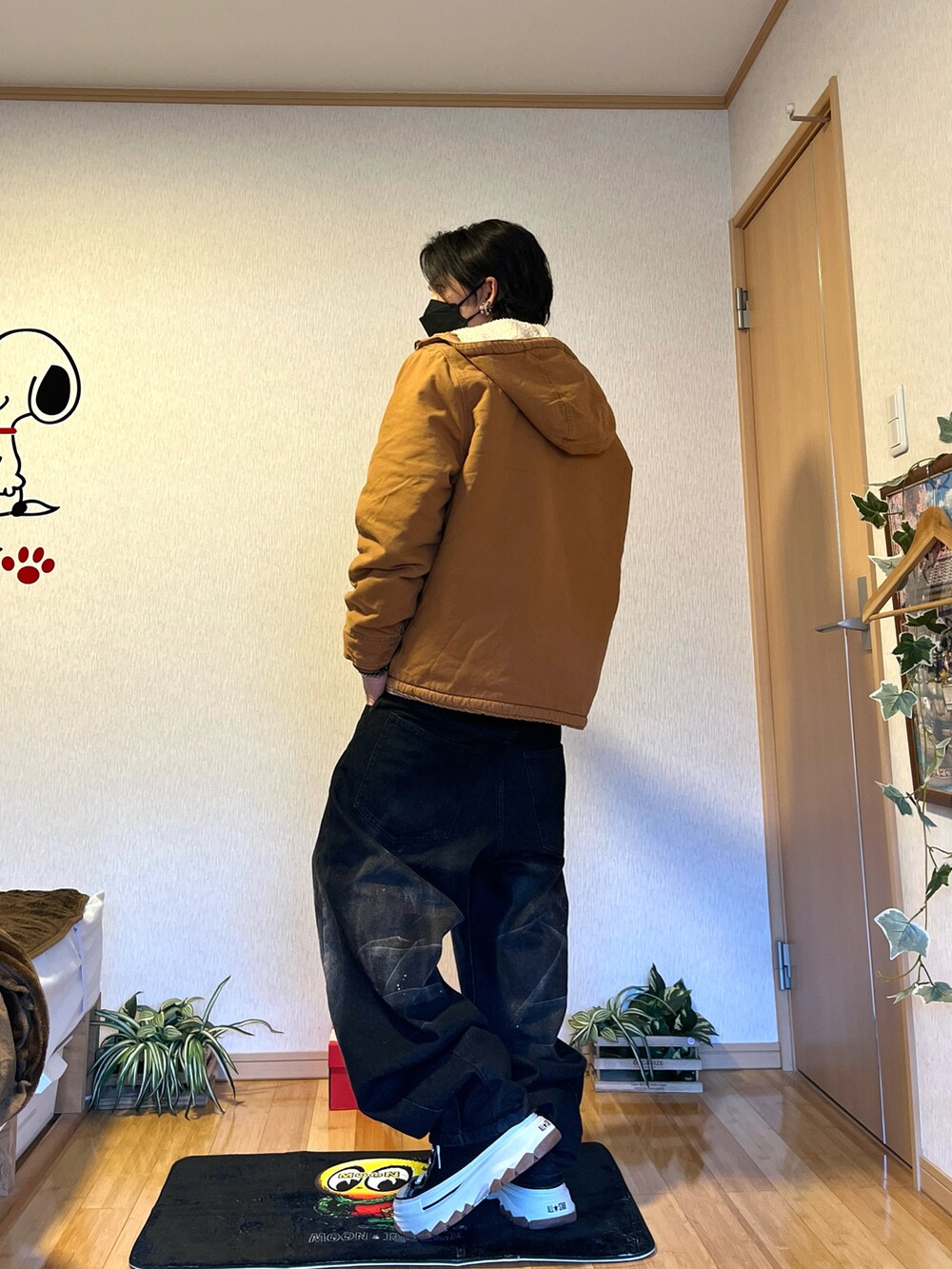 ブラウン系のブルゾン、ベージュ系のニット/セーター、ブラック系のスニーカーを着用したメンズの冬コーディネートの2枚目の写真