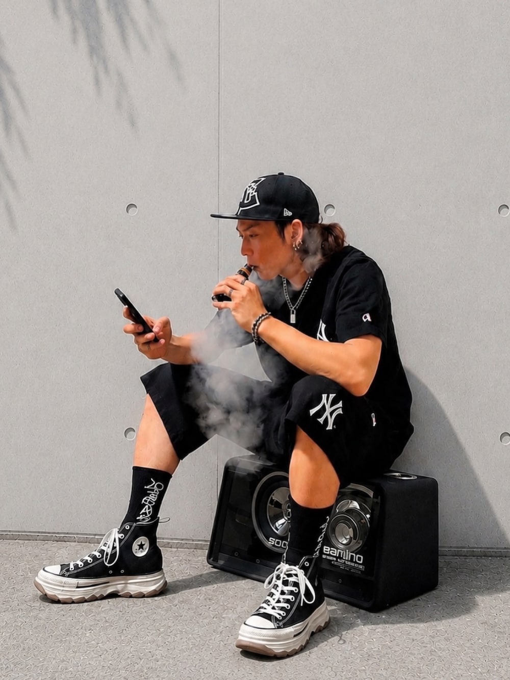 ブラック系のTシャツ/カットソー、ブラック系のその他パンツ、ブラック系のスニーカーを着用したメンズの夏コーディネートの3枚目の写真