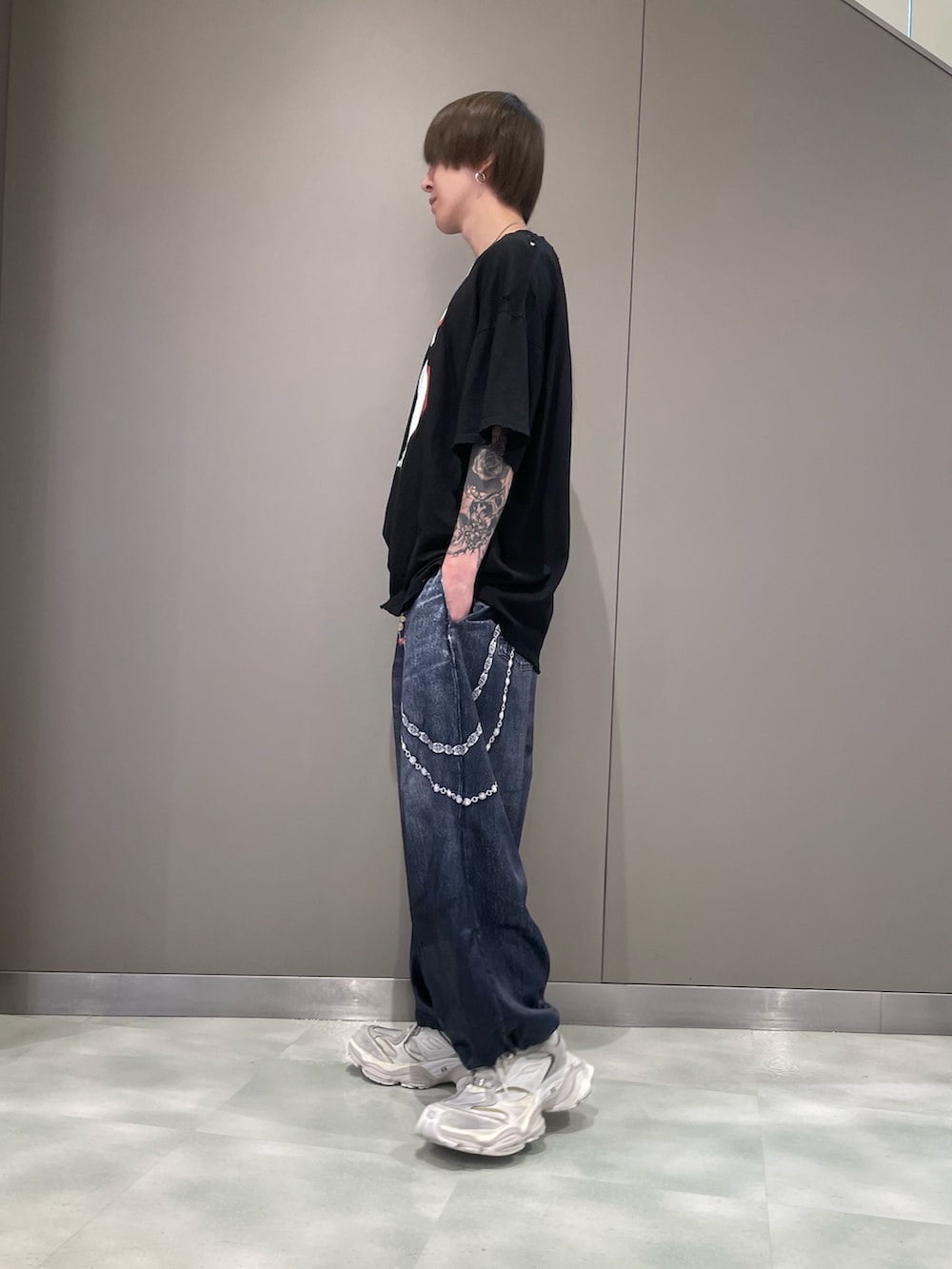 「ロイヤルフラッシュ」｜「TALKING ABOUT THE ABSTRACTIONのTALKING ABOUT THE ABSTRACTION/トーキングアバウトジアブストラクション/別注 PRINT DENIM WITH CHAIN（その他パンツ、ブラック系）」を使った、tanshio03さん（メンズ・181cm）の夏コーディネートの2枚目の写真